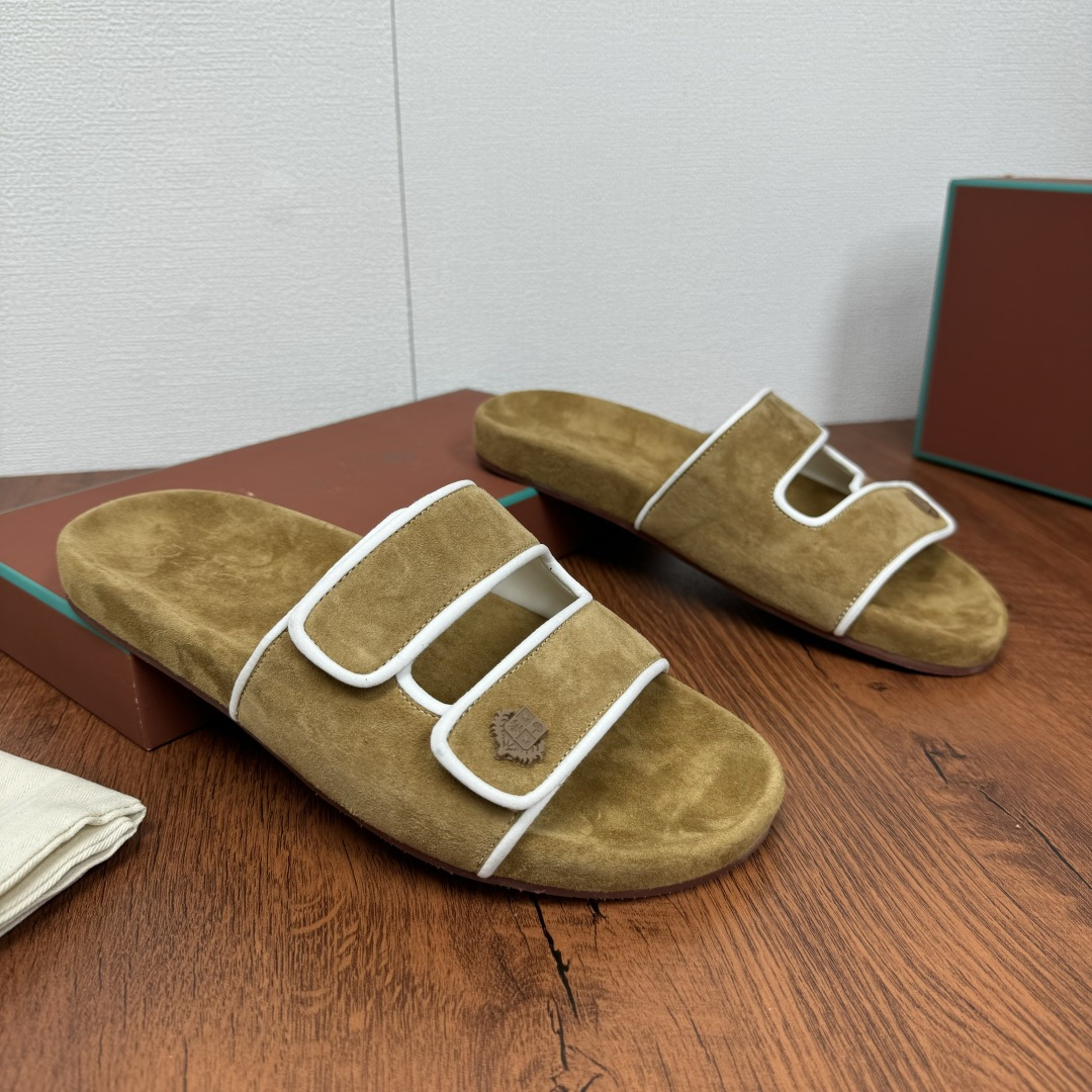 NO:276219,Batch LP home new products LoroPian*/Nuoyou-Pianya New men's casual sandals and slippers!  The entire shoe is made of high mercerized beef reverse velvet fabric, with the same material as the midsole footrest. The white cowhide piping contrasting color highlights the fashion style. The upper is decorated with three-dimensional concave and convex embroidered logo. Velcro design. The width can be adjusted at will. There is no requirement for the foot shape. It is extremely inclusive. The heel is embossed with logo embossed at the original mold. The sole combines rubber sole, and the contrasting color matching is small and fresh. The shoes are refreshing and easy to match, bringing a touch of fresh color to this summer. The original box packaging of the counter, with an exclusive brand logo ball, and a dust bag!  Size 39-40-41-42-43-44 Standard Size (Customized 38.45.46 No return or exchange) Article number FAM1617 Slippers Brown, Loro Piana, Loro Piana, sandals, slippers, cowhide19860909批 LP 家新品 LoroPian*/诺悠-翩雅 新款男士休闲凉鞋拖鞋！ 整个鞋子采用高丝光牛反绒面料,中底垫脚同材质打造 白色牛皮滚边撞色突显时尚风范.鞋面饰有立体凹凸感刺绣徽标 魔术贴设计 可随意调节宽度 对脚型没有要求 包容性极强 脚后跟处饰logo压花 原版开模 鞋底组合橡胶底,小清新配色撞色搭配 鞋子整体清清爽爽,易搭配风格,为这个夏天带来一抹新鲜色彩 专柜原盒包装,带专属品牌logo圆球,附防尘袋！ 尺码39-40-41-42-43-44标准尺码（可定制38.45.46不退换） 货号FAM1617拖鞋 棕色,,loro piana,loro piana,sandals,slippers,cowhide,Men's shoes