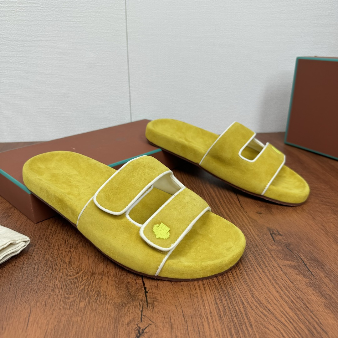 NO:276177,Batch LP home new products LoroPian*/Nuoyou-Pianya New men's casual sandals and slippers!  The entire shoe is made of high mercerized beef reverse velvet fabric, with the same material as the midsole footrest. The white cowhide piping contrasting color highlights the fashion style. The upper is decorated with three-dimensional concave and convex embroidered logo. Velcro design. The width can be adjusted at will. There is no requirement for the foot shape. It is extremely inclusive. The heel is embossed with logo embossed at the original mold. The sole combines rubber sole, and the contrasting color matching is small and fresh. The shoes are refreshing and easy to match, bringing a touch of fresh color to this summer. The original box packaging of the counter, with an exclusive brand logo ball, and a dust bag!  Size 39-40-41-42-43-44 Standard Size (Customized 38.45.46 No return or exchange) Article number FAM1617 Slippers Yellow, Loro Piana, Loro Piana, sandals, slippers, cowhide19860909批 LP 家新品 LoroPian*/诺悠-翩雅 新款男士休闲凉鞋拖鞋！ 整个鞋子采用高丝光牛反绒面料,中底垫脚同材质打造 白色牛皮滚边撞色突显时尚风范.鞋面饰有立体凹凸感刺绣徽标 魔术贴设计 可随意调节宽度 对脚型没有要求 包容性极强 脚后跟处饰logo压花 原版开模 鞋底组合橡胶底,小清新配色撞色搭配 鞋子整体清清爽爽,易搭配风格,为这个夏天带来一抹新鲜色彩 专柜原盒包装,带专属品牌logo圆球,附防尘袋！ 尺码39-40-41-42-43-44标准尺码（可定制38.45.46不退换） 货号FAM1617拖鞋 黄色,,loro piana,loro piana,sandals,slippers,cowhide,Men's shoes