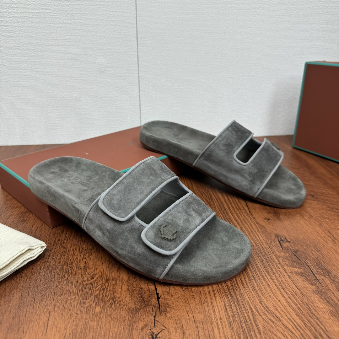 NO:276182,Batch LP home new products LoroPian*/Nuoyou-Pianya New men's casual sandals and slippers!  The entire shoe is made of high mercerized beef reverse velvet fabric, with the same material as the midsole footrest. The white cowhide piping contrasting color highlights the fashion style. The upper is decorated with three-dimensional concave and convex embroidered logo. Velcro design. The width can be adjusted at will. There is no requirement for the foot shape. It is extremely inclusive. The heel is embossed with logo embossed at the original mold. The sole combines rubber sole, and the contrasting color matching is small and fresh. The shoes are refreshing and easy to match, bringing a touch of fresh color to this summer. The original box packaging of the counter, with an exclusive brand logo ball, and a dust bag!  Size 39-40-41-42-43-44 Standard size (customized 38.45.46 without return) Article number FAM1617 slippers Gray, loro piana, loro piana, sandals, slippers, cowhide19860909批 LP 家新品 LoroPian*/诺悠-翩雅 新款男士休闲凉鞋拖鞋！ 整个鞋子采用高丝光牛反绒面料,中底垫脚同材质打造 白色牛皮滚边撞色突显时尚风范.鞋面饰有立体凹凸感刺绣徽标 魔术贴设计 可随意调节宽度 对脚型没有要求 包容性极强 脚后跟处饰logo压花 原版开模 鞋底组合橡胶底,小清新配色撞色搭配 鞋子整体清清爽爽,易搭配风格,为这个夏天带来一抹新鲜色彩 专柜原盒包装,带专属品牌logo圆球,附防尘袋！ 尺码39-40-41-42-43-44标准尺码（可定制38.45.46不退换） 货号FAM1617拖鞋 灰色,,loro piana,loro piana,sandals,slippers,cowhide,Men's shoes