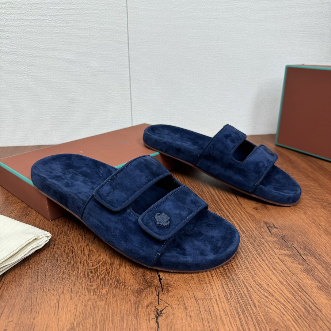 NO:276187,Batch LP home new products LoroPian*/Nuoyou-Pianya New men's casual sandals and slippers!  The entire shoe is made of high mercerized beef reverse velvet fabric, with the same material as the midsole footrest. The white cowhide piping contrasting color highlights the fashion style. The upper is decorated with three-dimensional concave and convex embroidered logo. Velcro design. The width can be adjusted at will. There is no requirement for the foot shape. It is extremely inclusive. The heel is embossed with logo embossed at the original mold. The sole combines rubber sole, and the contrasting color matching is small and fresh. The shoes are refreshing and easy to match, bringing a touch of fresh color to this summer. The original box packaging of the counter, with an exclusive brand logo ball, and a dust bag!  Size 39-40-41-42-43-44 Standard size (customized 38.45.46 without return) Article number FAM1617 slippers Dark blue, loro piana, loro piana, sandals, slippers, cowhide19860909批 LP 家新品 LoroPian*/诺悠-翩雅 新款男士休闲凉鞋拖鞋！ 整个鞋子采用高丝光牛反绒面料,中底垫脚同材质打造 白色牛皮滚边撞色突显时尚风范.鞋面饰有立体凹凸感刺绣徽标 魔术贴设计 可随意调节宽度 对脚型没有要求 包容性极强 脚后跟处饰logo压花 原版开模 鞋底组合橡胶底,小清新配色撞色搭配 鞋子整体清清爽爽,易搭配风格,为这个夏天带来一抹新鲜色彩 专柜原盒包装,带专属品牌logo圆球,附防尘袋！ 尺码39-40-41-42-43-44标准尺码（可定制38.45.46不退换） 货号FAM1617拖鞋 深蓝,,loro piana,loro piana,sandals,slippers,cowhide,Men's shoes