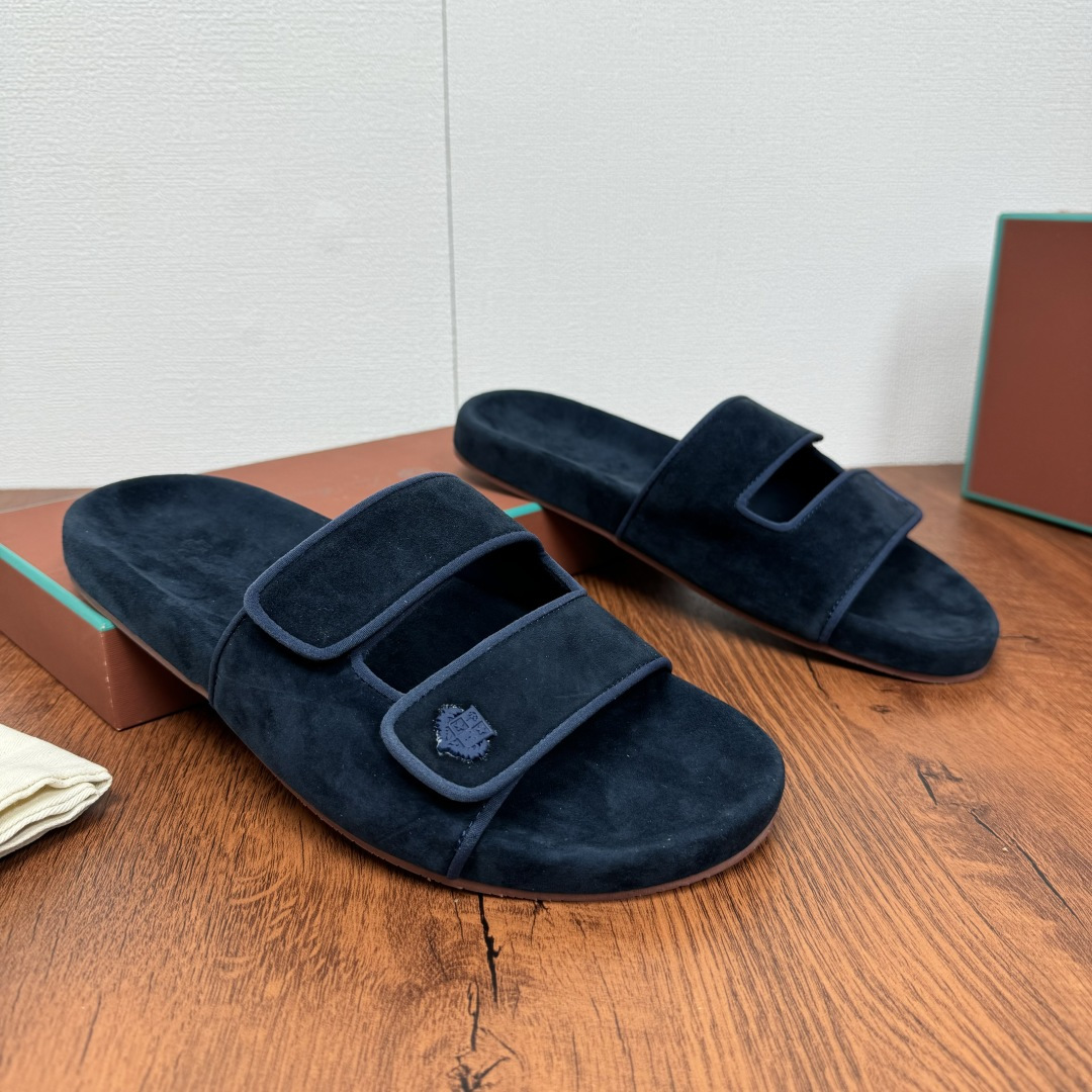 NO:276192,Batch LP home new products LoroPian*/Nuoyou-Pianya New men's casual sandals and slippers!  The entire shoe is made of high mercerized beef reverse velvet fabric, with the same material as the midsole footrest. The white cowhide piping contrasting color highlights the fashion style. The upper is decorated with three-dimensional concave and convex embroidered logo. Velcro design. The width can be adjusted at will. There is no requirement for the foot shape. It is extremely inclusive. The heel is embossed with logo embossed at the original mold. The sole combines rubber sole, and the contrasting color matching is small and fresh. The shoes are refreshing and easy to match, bringing a touch of fresh color to this summer. The original box packaging of the counter, with an exclusive brand logo ball, and a dust bag!  Size 39-40-41-42-43-44 Standard size (customized 38.45.46 without return) Article number FAM1617 slippers nanny blue, loro piana, loro piana, sandals, slippers, cowhide19860909批 LP 家新品 LoroPian*/诺悠-翩雅 新款男士休闲凉鞋拖鞋！ 整个鞋子采用高丝光牛反绒面料,中底垫脚同材质打造 白色牛皮滚边撞色突显时尚风范.鞋面饰有立体凹凸感刺绣徽标 魔术贴设计 可随意调节宽度 对脚型没有要求 包容性极强 脚后跟处饰logo压花 原版开模 鞋底组合橡胶底,小清新配色撞色搭配 鞋子整体清清爽爽,易搭配风格,为这个夏天带来一抹新鲜色彩 专柜原盒包装,带专属品牌logo圆球,附防尘袋！ 尺码39-40-41-42-43-44标准尺码（可定制38.45.46不退换） 货号FAM1617拖鞋 藏蓝,,loro piana,loro piana,sandals,slippers,cowhide,Men's shoes
