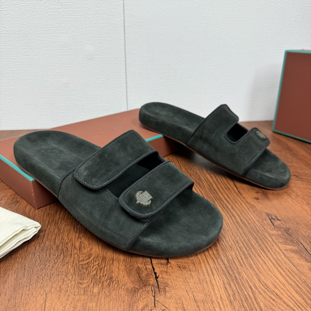 NO:276196,Batch LP home new products LoroPian*/Nuoyou-Pianya New men's casual sandals and slippers!  The entire shoe is made of high mercerized beef reverse velvet fabric, with the same material as the midsole footrest. The white cowhide piping contrasting color highlights the fashion style. The upper is decorated with three-dimensional concave and convex embroidered logo. Velcro design. The width can be adjusted at will. There is no requirement for the foot shape. It is extremely inclusive. The heel is embossed with logo embossed at the original mold. The sole combines rubber sole, and the contrasting color matching is small and fresh. The shoes are refreshing and easy to match, bringing a touch of fresh color to this summer. The original box packaging of the counter, with an exclusive brand logo ball, and a dust bag!  Size 39-40-41-42-43-44 Standard size (customized 38.45.46 without return) Article number FAM1617 slippers Green, loro piana, loro piana, sandals, slippers, cowhide19860909批 LP 家新品 LoroPian*/诺悠-翩雅 新款男士休闲凉鞋拖鞋！ 整个鞋子采用高丝光牛反绒面料,中底垫脚同材质打造 白色牛皮滚边撞色突显时尚风范.鞋面饰有立体凹凸感刺绣徽标 魔术贴设计 可随意调节宽度 对脚型没有要求 包容性极强 脚后跟处饰logo压花 原版开模 鞋底组合橡胶底,小清新配色撞色搭配 鞋子整体清清爽爽,易搭配风格,为这个夏天带来一抹新鲜色彩 专柜原盒包装,带专属品牌logo圆球,附防尘袋！ 尺码39-40-41-42-43-44标准尺码（可定制38.45.46不退换） 货号FAM1617拖鞋 绿色,,loro piana,loro piana,sandals,slippers,cowhide,Men's shoes