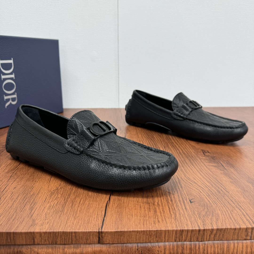 NO:276157,DIOR/Dior Odeon loafers Grained cowhide/suede cowhide/litchi pattern cowhide leather multiple styles available!  Continue the classic design style of bean dot shoes, the classic combination of leather and buckles, and tight leather making to show elegance!  New leather one-legged lazy shoes driving shoes This loafer shoes continues the outline of the formal shoes and presents it with a more elegant design. It is carefully crafted from a variety of calfskin/reverse calf leather, and the front is decorated with metal cladding CD Icon buckle lace-up/glue label buckle. It is soft and comfortable, matched with rubber sole, fully wrapped cowhide and more durable. Create a fashionable and casual look. The inner part of the benzene dyed calfskin, and the genuine leather foot pad can be detached!  Create a comfortable wearing experience, paired with shorts or jeans to create a delicate and fashionable casual look!  With original box packaging, free dust bag and shoehorn!  Size 39-40-41-42-43-44 Leather shoes size (customized 38.45 without return) Article number DC600 leather buckle Black lychee pattern, dior, dior, loafers, shorts, jeans, cowhide19860909批 DIOR/迪奥 Dior Odeon便鞋 粒面牛皮/绒面牛皮/荔枝纹牛皮多重风格可选！延续经典豆豆鞋设计风格,皮革与扣带的经典搭配,紧致皮革制作,彰显优雅气质！新款皮革一脚蹬懒人鞋驾车鞋这款乐福鞋延续正装鞋履轮廓,以更加优雅的设计呈现.采用多样式小牛皮/反绒小牛皮革精心制作,正面饰以金属覆层CD Icon搭扣系带/胶标扣带装饰.柔软舒适,搭配橡胶鞋底,全包裹牛皮精湛工艺,更加耐穿.打造时髦休闲的造型.苯染小牛皮内里,可拆卸真皮脚垫！缔造舒适的穿着体验,可与短裤或牛仔裤搭配,打造精致时髦的休闲造型！配原盒包装,附赠防尘袋和鞋拔！ 尺码39-40-41-42-43-44 皮鞋尺码（可定制38.45不退换） 货号DC600皮扣 黑色荔枝纹,,dior,dior,loafers,shorts,jeans,cowhide,Men's shoes