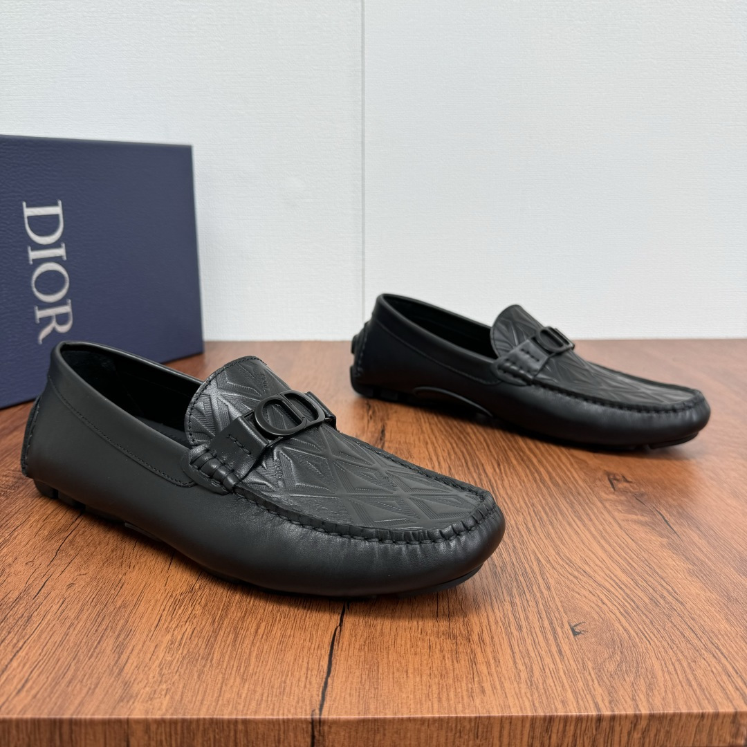 NO:276160,DIOR/Dior Odeon loafers Grained cowhide/suede cowhide/litchi pattern cowhide leather multiple styles available!  Continue the classic design style of bean dot shoes, the classic combination of leather and buckles, and tight leather making to show elegance!  New leather one-legged lazy shoes driving shoes This loafer shoes continues the outline of the formal shoes and presents it with a more elegant design. It is carefully crafted from a variety of calfskin/reverse calf leather, and the front is decorated with metal cladding CD Icon buckle lace-up/glue label buckle. It is soft and comfortable, matched with rubber sole, fully wrapped cowhide and more durable. Create a fashionable and casual look. The inner part of the benzene dyed calfskin, and the genuine leather foot pad can be detached!  Create a comfortable wearing experience, paired with shorts or jeans to create a delicate and fashionable casual look!  With original box packaging, free dust bag and shoehorn!  Size 39-40-41-42-43-44 Leather shoes size (customized 38.45 without return) Article number DC600 leather buckle black cowhide, dior, dior, loafers, shorts, jeans, cowhide19860909批 DIOR/迪奥 Dior Odeon便鞋 粒面牛皮/绒面牛皮/荔枝纹牛皮多重风格可选！延续经典豆豆鞋设计风格,皮革与扣带的经典搭配,紧致皮革制作,彰显优雅气质！新款皮革一脚蹬懒人鞋驾车鞋这款乐福鞋延续正装鞋履轮廓,以更加优雅的设计呈现.采用多样式小牛皮/反绒小牛皮革精心制作,正面饰以金属覆层CD Icon搭扣系带/胶标扣带装饰.柔软舒适,搭配橡胶鞋底,全包裹牛皮精湛工艺,更加耐穿.打造时髦休闲的造型.苯染小牛皮内里,可拆卸真皮脚垫！缔造舒适的穿着体验,可与短裤或牛仔裤搭配,打造精致时髦的休闲造型！配原盒包装,附赠防尘袋和鞋拔！ 尺码39-40-41-42-43-44 皮鞋尺码（可定制38.45不退换） 货号DC600皮扣 黑色牛皮,,dior,dior,loafers,shorts,jeans,cowhide,Men's shoes