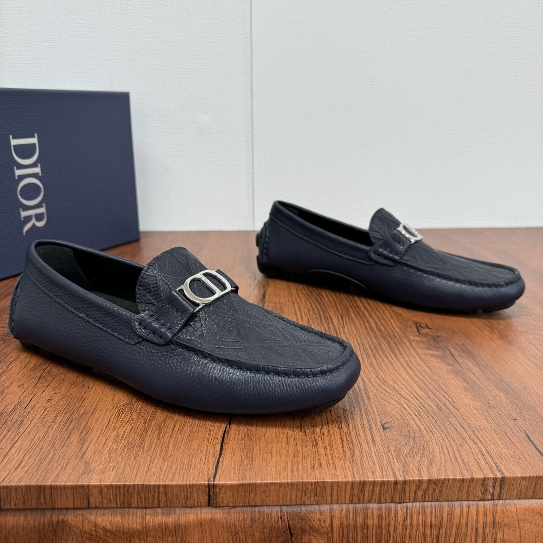 NO:276164,DIOR/Dior Odeon loafers Grained cowhide/suede cowhide/litchi pattern cowhide leather multiple styles available!  Continue the classic design style of bean dot shoes, the classic combination of leather and buckles, and tight leather making to show elegance!  New leather one-legged lazy shoes driving shoes This loafer shoes continues the outline of the formal shoes and presents it with a more elegant design. It is carefully crafted from a variety of calfskin/reverse calf leather, and the front is decorated with metal cladding CD Icon buckle lace-up/glue label buckle. It is soft and comfortable, matched with rubber sole, fully wrapped cowhide and more durable. Create a fashionable and casual look. The inner part of the benzene dyed calfskin, and the genuine leather foot pad can be detached!  Create a comfortable wearing experience, paired with shorts or jeans to create a delicate and fashionable casual look!  With original box packaging, free dust bag and shoehorn!  Size 39-40-41-42-43-44 Leather shoes size (customized 38.45 without return) Article number DC600 leather buckle Blue lychee pattern, dior, dior, loafers, shorts, jeans, cowhide19860909批 DIOR/迪奥 Dior Odeon便鞋 粒面牛皮/绒面牛皮/荔枝纹牛皮多重风格可选！延续经典豆豆鞋设计风格,皮革与扣带的经典搭配,紧致皮革制作,彰显优雅气质！新款皮革一脚蹬懒人鞋驾车鞋这款乐福鞋延续正装鞋履轮廓,以更加优雅的设计呈现.采用多样式小牛皮/反绒小牛皮革精心制作,正面饰以金属覆层CD Icon搭扣系带/胶标扣带装饰.柔软舒适,搭配橡胶鞋底,全包裹牛皮精湛工艺,更加耐穿.打造时髦休闲的造型.苯染小牛皮内里,可拆卸真皮脚垫！缔造舒适的穿着体验,可与短裤或牛仔裤搭配,打造精致时髦的休闲造型！配原盒包装,附赠防尘袋和鞋拔！ 尺码39-40-41-42-43-44 皮鞋尺码（可定制38.45不退换） 货号DC600皮扣 蓝色荔枝纹,,dior,dior,loafers,shorts,jeans,cowhide,Men's shoes
