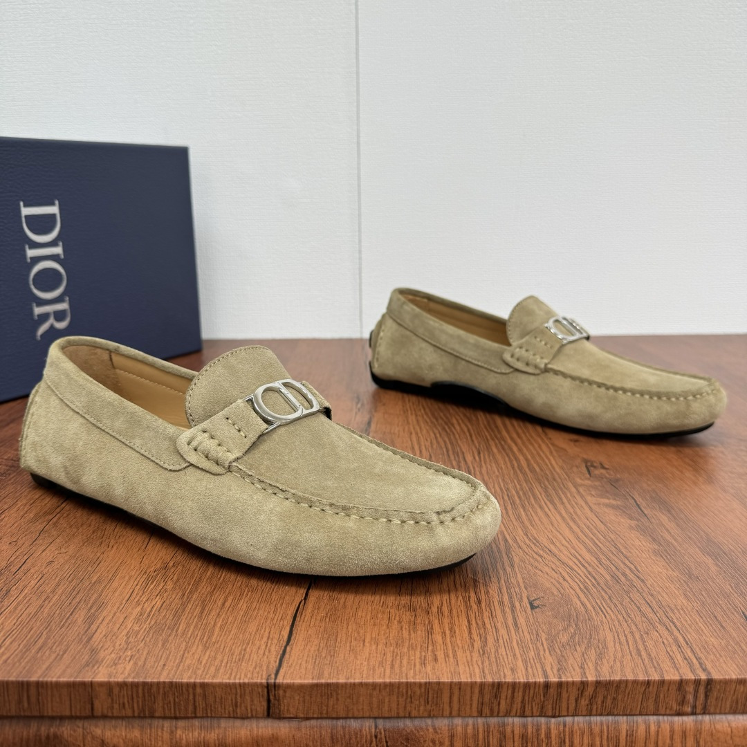 NO:276168,DIOR/Dior Odeon loafers Grained cowhide/suede cowhide/litchi pattern cowhide leather multiple styles available!  Continue the classic design style of bean dot shoes, the classic combination of leather and buckles, and tight leather making to show elegance!  New leather one-legged lazy shoes driving shoes This loafer shoes continues the outline of the formal shoes and presents it with a more elegant design. It is carefully crafted from a variety of calfskin/reverse calf leather, and the front is decorated with metal cladding CD Icon buckle lace-up/glue label buckle. It is soft and comfortable, matched with rubber sole, fully wrapped cowhide and more durable. Create a fashionable and casual look. The inner part of the benzene dyed calfskin, and the genuine leather foot pad can be detached!  Create a comfortable wearing experience, paired with shorts or jeans to create a delicate and fashionable casual look!  With original box packaging, free dust bag and shoehorn!  Size 39-40-41-42-43-44 Leather shoes size (customized 38.45 without return) Article number DC600 velvet buckle brown,,dior,dior,loafers,shorts,jeans,cowhide19860909批 DIOR/迪奥 Dior Odeon便鞋 粒面牛皮/绒面牛皮/荔枝纹牛皮多重风格可选！延续经典豆豆鞋设计风格,皮革与扣带的经典搭配,紧致皮革制作,彰显优雅气质！新款皮革一脚蹬懒人鞋驾车鞋这款乐福鞋延续正装鞋履轮廓,以更加优雅的设计呈现.采用多样式小牛皮/反绒小牛皮革精心制作,正面饰以金属覆层CD Icon搭扣系带/胶标扣带装饰.柔软舒适,搭配橡胶鞋底,全包裹牛皮精湛工艺,更加耐穿.打造时髦休闲的造型.苯染小牛皮内里,可拆卸真皮脚垫！缔造舒适的穿着体验,可与短裤或牛仔裤搭配,打造精致时髦的休闲造型！配原盒包装,附赠防尘袋和鞋拔！ 尺码39-40-41-42-43-44 皮鞋尺码（可定制38.45不退换） 货号DC600绒扣 棕色,,dior,dior,loafers,shorts,jeans,cowhide,Men's shoes