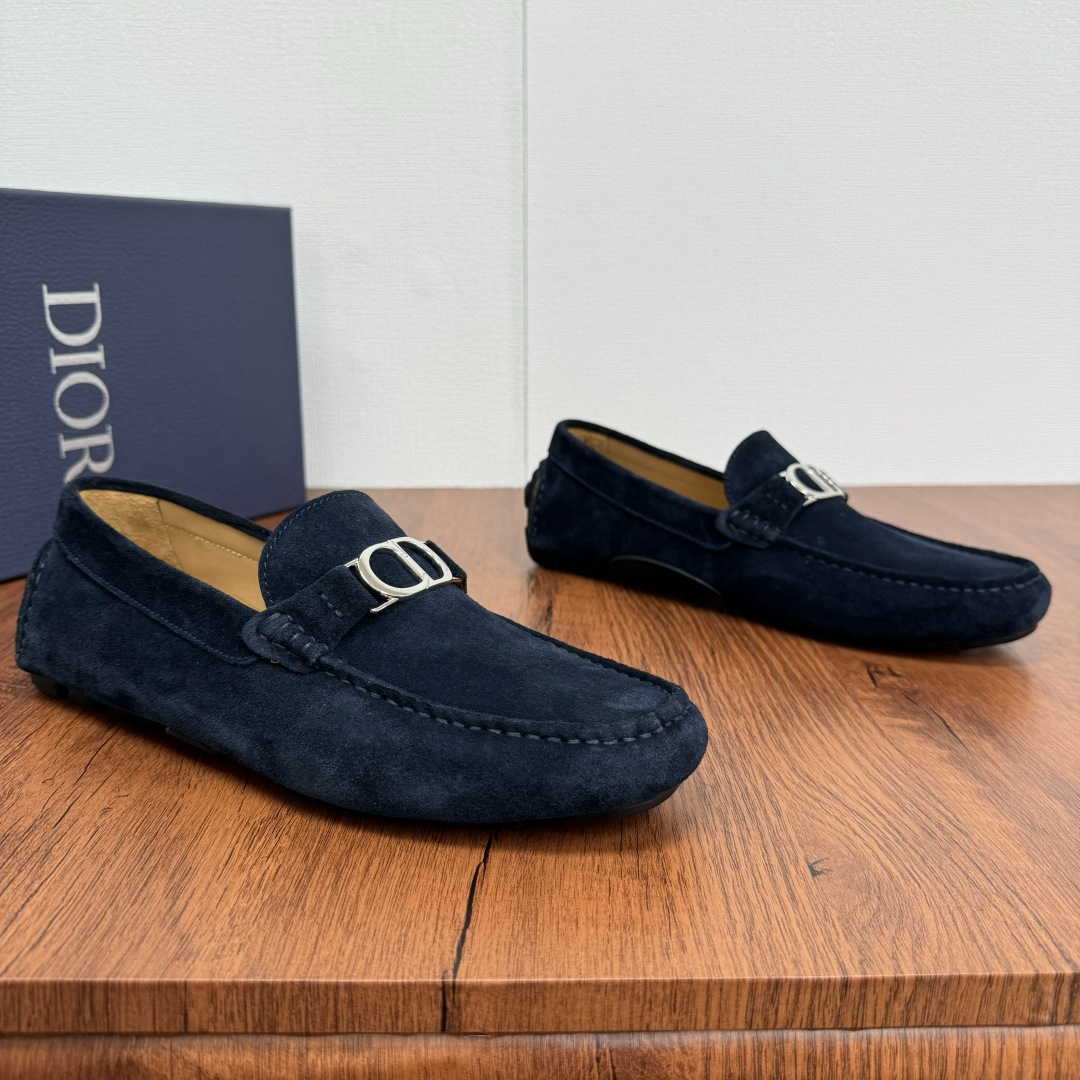 NO:276172,DIOR/Dior Odeon loafers Grained cowhide/suede cowhide/litchi pattern cowhide leather multiple styles available!  Continue the classic design style of bean dot shoes, the classic combination of leather and buckles, and tight leather making to show elegance!  New leather one-legged lazy shoes driving shoes This loafer shoes continues the outline of the formal shoes and presents it with a more elegant design. It is carefully crafted from a variety of calfskin/reverse calf leather, and the front is decorated with metal cladding CD Icon buckle lace-up/glue label buckle. It is soft and comfortable, matched with rubber sole, fully wrapped cowhide and more durable. Create a fashionable and casual look. The inner part of the benzene dyed calfskin, and the genuine leather foot pad can be detached!  Create a comfortable wearing experience, paired with shorts or jeans to create a delicate and fashionable casual look!  With original box packaging, free dust bag and shoehorn!  Size 39-40-41-42-43-44 Leather shoes size (customized 38.45 without return) Article number DC600 velvet buckle blue,,dior,dior,loafers,shorts,jeans,cowhide19860909批 DIOR/迪奥 Dior Odeon便鞋 粒面牛皮/绒面牛皮/荔枝纹牛皮多重风格可选！延续经典豆豆鞋设计风格,皮革与扣带的经典搭配,紧致皮革制作,彰显优雅气质！新款皮革一脚蹬懒人鞋驾车鞋这款乐福鞋延续正装鞋履轮廓,以更加优雅的设计呈现.采用多样式小牛皮/反绒小牛皮革精心制作,正面饰以金属覆层CD Icon搭扣系带/胶标扣带装饰.柔软舒适,搭配橡胶鞋底,全包裹牛皮精湛工艺,更加耐穿.打造时髦休闲的造型.苯染小牛皮内里,可拆卸真皮脚垫！缔造舒适的穿着体验,可与短裤或牛仔裤搭配,打造精致时髦的休闲造型！配原盒包装,附赠防尘袋和鞋拔！ 尺码39-40-41-42-43-44 皮鞋尺码（可定制38.45不退换） 货号DC600绒扣 蓝色,,dior,dior,loafers,shorts,jeans,cowhide,Men's shoes