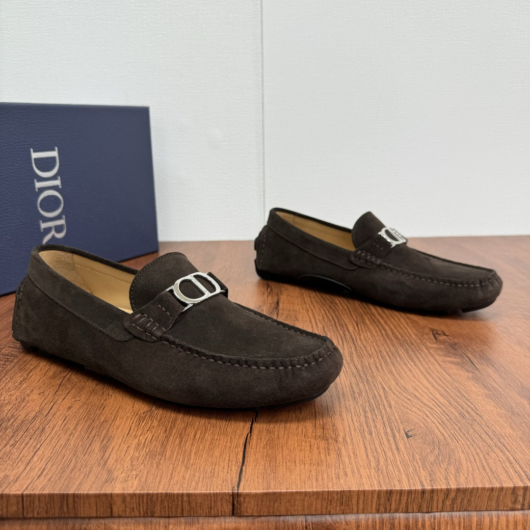 NO:276176,DIOR/Dior Odeon loafers Grained cowhide/suede cowhide/litchi pattern cowhide leather multiple styles available!  Continue the classic design style of bean dot shoes, the classic combination of leather and buckles, and tight leather making to show elegance!  New leather one-legged lazy shoes driving shoes This loafer shoes continues the outline of the formal shoes and presents it with a more elegant design. It is carefully crafted from a variety of calfskin/reverse calf leather, and the front is decorated with metal cladding CD Icon buckle lace-up/glue label buckle. It is soft and comfortable, matched with rubber sole, fully wrapped cowhide and more durable. Create a fashionable and casual look. The inner part of the benzene dyed calfskin, and the genuine leather foot pad can be detached!  Create a comfortable wearing experience, paired with shorts or jeans to create a delicate and fashionable casual look!  With original box packaging, free dust bag and shoehorn!  Size 39-40-41-42-43-44 Leather shoes size (customized 38.45 without return) Article number DC600 velvet buckle La color, dior, dior, loafers, shorts, jeans, cowhide19860909批 DIOR/迪奥 Dior Odeon便鞋 粒面牛皮/绒面牛皮/荔枝纹牛皮多重风格可选！延续经典豆豆鞋设计风格,皮革与扣带的经典搭配,紧致皮革制作,彰显优雅气质！新款皮革一脚蹬懒人鞋驾车鞋这款乐福鞋延续正装鞋履轮廓,以更加优雅的设计呈现.采用多样式小牛皮/反绒小牛皮革精心制作,正面饰以金属覆层CD Icon搭扣系带/胶标扣带装饰.柔软舒适,搭配橡胶鞋底,全包裹牛皮精湛工艺,更加耐穿.打造时髦休闲的造型.苯染小牛皮内里,可拆卸真皮脚垫！缔造舒适的穿着体验,可与短裤或牛仔裤搭配,打造精致时髦的休闲造型！配原盒包装,附赠防尘袋和鞋拔！ 尺码39-40-41-42-43-44 皮鞋尺码（可定制38.45不退换） 货号DC600绒扣 啦色,,dior,dior,loafers,shorts,jeans,cowhide,Men's shoes