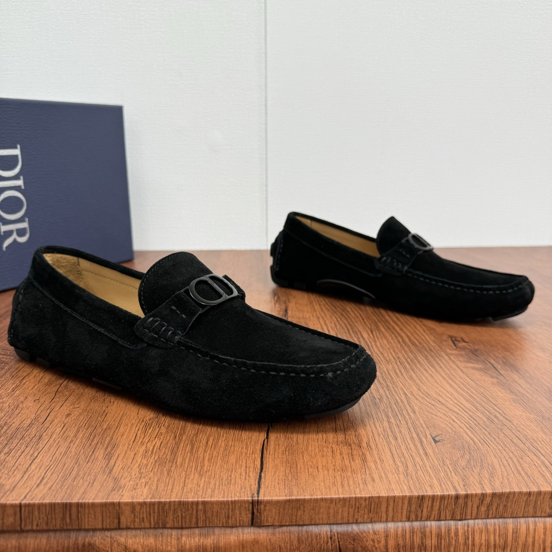 NO:276181,DIOR/Dior Odeon loafers Grained cowhide/suede cowhide/litchi pattern cowhide leather multiple styles available!  Continue the classic design style of bean dot shoes, the classic combination of leather and buckles, and tight leather making to show elegance!  New leather one-legged lazy shoes driving shoes This loafer shoes continues the outline of the formal shoes and presents it with a more elegant design. It is carefully crafted from a variety of calfskin/reverse calf leather, and the front is decorated with metal cladding CD Icon buckle lace-up/glue label buckle. It is soft and comfortable, matched with rubber sole, fully wrapped cowhide and more durable. Create a fashionable and casual look. The inner part of the benzene dyed calfskin, and the genuine leather foot pad can be detached!  Create a comfortable wearing experience, paired with shorts or jeans to create a delicate and fashionable casual look!  With original box packaging, free dust bag and shoehorn!  Size 39-40-41-42-43-44 Leather shoes size (customized 38.45 without return) Item number DC600 velvet buckle black, dior, dior, loafers, shorts, jeans, cowhide19860909批 DIOR/迪奥 Dior Odeon便鞋 粒面牛皮/绒面牛皮/荔枝纹牛皮多重风格可选！延续经典豆豆鞋设计风格,皮革与扣带的经典搭配,紧致皮革制作,彰显优雅气质！新款皮革一脚蹬懒人鞋驾车鞋这款乐福鞋延续正装鞋履轮廓,以更加优雅的设计呈现.采用多样式小牛皮/反绒小牛皮革精心制作,正面饰以金属覆层CD Icon搭扣系带/胶标扣带装饰.柔软舒适,搭配橡胶鞋底,全包裹牛皮精湛工艺,更加耐穿.打造时髦休闲的造型.苯染小牛皮内里,可拆卸真皮脚垫！缔造舒适的穿着体验,可与短裤或牛仔裤搭配,打造精致时髦的休闲造型！配原盒包装,附赠防尘袋和鞋拔！ 尺码39-40-41-42-43-44 皮鞋尺码（可定制38.45不退换） 货号DC600绒扣黑色,,dior,dior,loafers,shorts,jeans,cowhide,Men's shoes