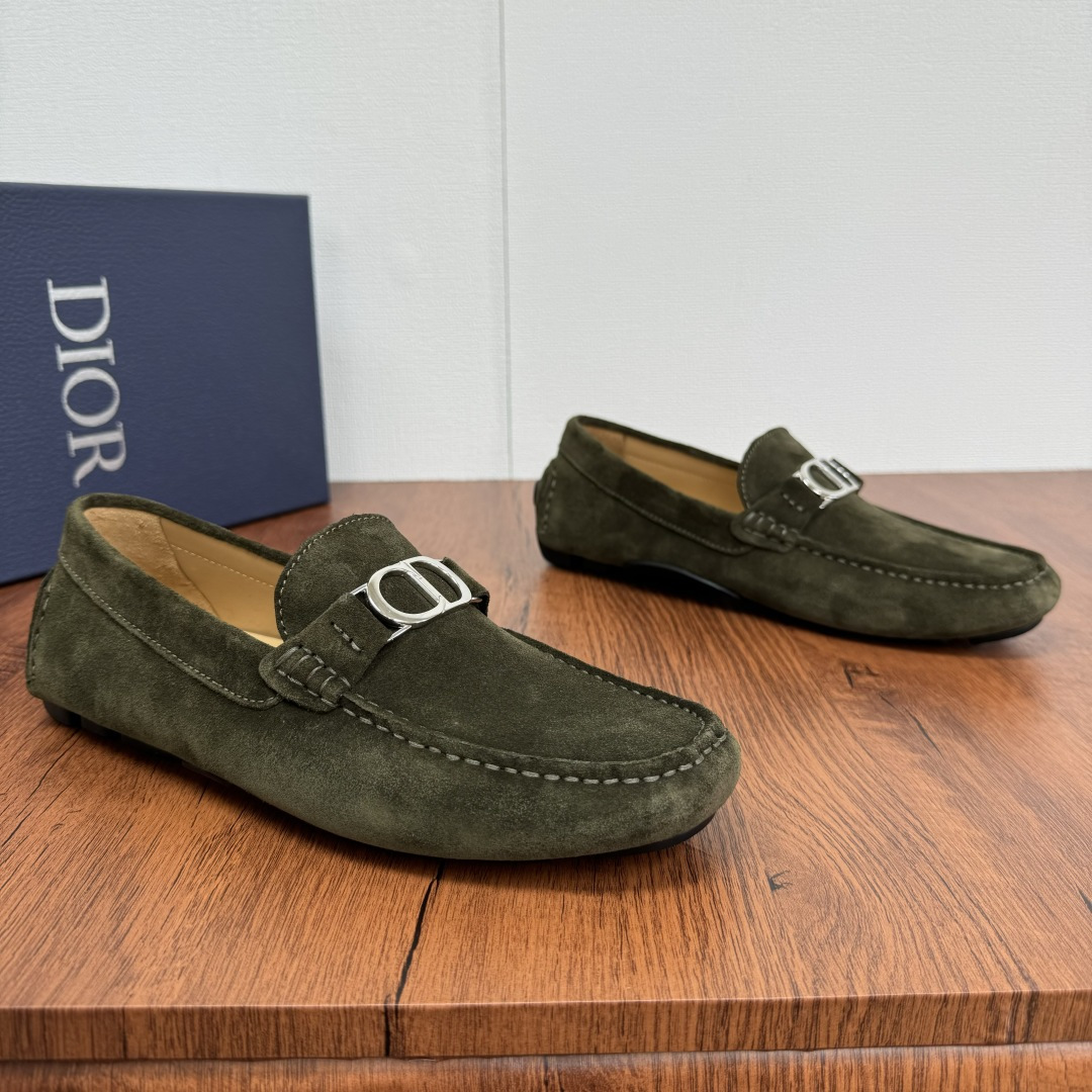 NO:276186,DIOR/Dior Odeon loafers Grained cowhide/suede cowhide/litchi pattern cowhide leather multiple styles available!  Continue the classic design style of bean dot shoes, the classic combination of leather and buckles, and tight leather making to show elegance!  New leather one-legged lazy shoes driving shoes This loafer shoes continues the outline of the formal shoes and presents it with a more elegant design. It is carefully crafted from a variety of calfskin/reverse calf leather, and the front is decorated with metal cladding CD Icon buckle lace-up/glue label buckle. It is soft and comfortable, matched with rubber sole, fully wrapped cowhide and more durable. Create a fashionable and casual look. The inner part of the benzene dyed calfskin, and the genuine leather foot pad can be detached!  Create a comfortable wearing experience, paired with shorts or jeans to create a delicate and fashionable casual look!  With original box packaging, free dust bag and shoehorn!  Size 39-40-41-42-43-44 Leather shoes size (customized 38.45 without return) Article number DC600 velvet buckle Green,,dior,dior,loafers, shorts,jeans,cowhide19860909批 DIOR/迪奥 Dior Odeon便鞋 粒面牛皮/绒面牛皮/荔枝纹牛皮多重风格可选！延续经典豆豆鞋设计风格,皮革与扣带的经典搭配,紧致皮革制作,彰显优雅气质！新款皮革一脚蹬懒人鞋驾车鞋这款乐福鞋延续正装鞋履轮廓,以更加优雅的设计呈现.采用多样式小牛皮/反绒小牛皮革精心制作,正面饰以金属覆层CD Icon搭扣系带/胶标扣带装饰.柔软舒适,搭配橡胶鞋底,全包裹牛皮精湛工艺,更加耐穿.打造时髦休闲的造型.苯染小牛皮内里,可拆卸真皮脚垫！缔造舒适的穿着体验,可与短裤或牛仔裤搭配,打造精致时髦的休闲造型！配原盒包装,附赠防尘袋和鞋拔！ 尺码39-40-41-42-43-44 皮鞋尺码（可定制38.45不退换） 货号DC600绒扣 绿色,,dior,dior,loafers,shorts,jeans,cowhide,Men's shoes