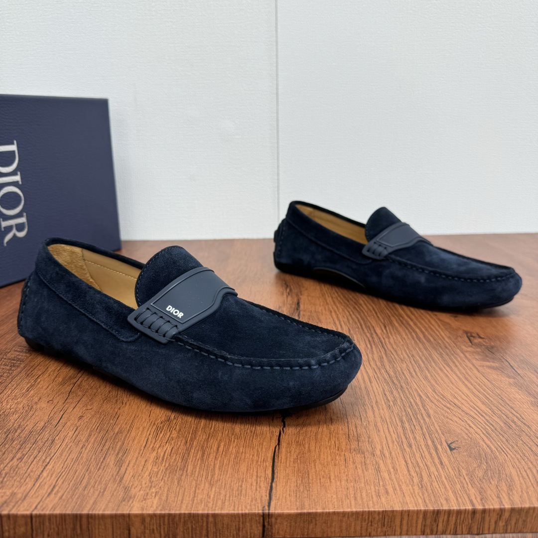 NO:276191,DIOR/Dior Odeon loafers Grained cowhide/suede cowhide/litchi pattern cowhide leather multiple styles available!  Continue the classic design style of bean dot shoes, the classic combination of leather and buckles, and tight leather making to show elegance!  New leather one-legged lazy shoes driving shoes This loafer shoes continues the outline of the formal shoes and presents it with a more elegant design. It is carefully crafted from a variety of calfskin/reverse calf leather, and the front is decorated with metal cladding CD Icon buckle lace-up/glue label buckle. It is soft and comfortable, matched with rubber sole, fully wrapped cowhide and more durable. Create a fashionable and casual look. The inner part of the benzene dyed calfskin, and the genuine leather foot pad can be detached!  Create a comfortable wearing experience, paired with shorts or jeans to create a delicate and fashionable casual look!  With original box packaging, free dust bag and shoehorn!  Size 39-40-41-42-43-44 Leather shoes size (customized 38.45 without return) Article number DC600 suede blue,,dior,dior,loafers,shorts,jeans,cowhide19860909批 DIOR/迪奥 Dior Odeon便鞋 粒面牛皮/绒面牛皮/荔枝纹牛皮多重风格可选！延续经典豆豆鞋设计风格,皮革与扣带的经典搭配,紧致皮革制作,彰显优雅气质！新款皮革一脚蹬懒人鞋驾车鞋这款乐福鞋延续正装鞋履轮廓,以更加优雅的设计呈现.采用多样式小牛皮/反绒小牛皮革精心制作,正面饰以金属覆层CD Icon搭扣系带/胶标扣带装饰.柔软舒适,搭配橡胶鞋底,全包裹牛皮精湛工艺,更加耐穿.打造时髦休闲的造型.苯染小牛皮内里,可拆卸真皮脚垫！缔造舒适的穿着体验,可与短裤或牛仔裤搭配,打造精致时髦的休闲造型！配原盒包装,附赠防尘袋和鞋拔！ 尺码39-40-41-42-43-44 皮鞋尺码（可定制38.45不退换） 货号DC600绒面 蓝色,,dior,dior,loafers,shorts,jeans,cowhide,Men's shoes