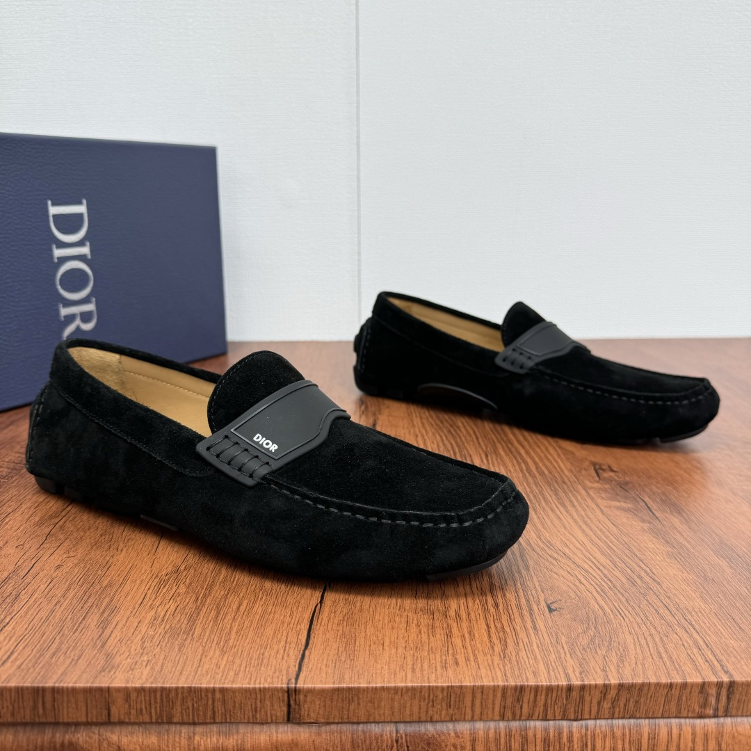 NO:276195,DIOR/Dior Odeon loafers Grained cowhide/suede cowhide/litchi pattern cowhide leather multiple styles available!  Continue the classic design style of bean dot shoes, the classic combination of leather and buckles, and tight leather making to show elegance!  New leather one-legged lazy shoes driving shoes This loafer shoes continues the outline of the formal shoes and presents it with a more elegant design. It is carefully crafted from a variety of calfskin/reverse calf leather, and the front is decorated with metal cladding CD Icon buckle lace-up/glue label buckle. It is soft and comfortable, matched with rubber sole, fully wrapped cowhide and more durable. Create a fashionable and casual look. The inner part of the benzene dyed calfskin, and the genuine leather foot pad can be detached!  Create a comfortable wearing experience, paired with shorts or jeans to create a delicate and fashionable casual look!  With original box packaging, free dust bag and shoehorn!  Size 39-40-41-42-43-44 Leather shoes size (customized 38.45 without return) Article number DC600 suede black,,dior,dior,loafers,shorts,jeans,cowhide19860909批 DIOR/迪奥 Dior Odeon便鞋 粒面牛皮/绒面牛皮/荔枝纹牛皮多重风格可选！延续经典豆豆鞋设计风格,皮革与扣带的经典搭配,紧致皮革制作,彰显优雅气质！新款皮革一脚蹬懒人鞋驾车鞋这款乐福鞋延续正装鞋履轮廓,以更加优雅的设计呈现.采用多样式小牛皮/反绒小牛皮革精心制作,正面饰以金属覆层CD Icon搭扣系带/胶标扣带装饰.柔软舒适,搭配橡胶鞋底,全包裹牛皮精湛工艺,更加耐穿.打造时髦休闲的造型.苯染小牛皮内里,可拆卸真皮脚垫！缔造舒适的穿着体验,可与短裤或牛仔裤搭配,打造精致时髦的休闲造型！配原盒包装,附赠防尘袋和鞋拔！ 尺码39-40-41-42-43-44 皮鞋尺码（可定制38.45不退换） 货号DC600绒面 黑色,,dior,dior,loafers,shorts,jeans,cowhide,Men's shoes