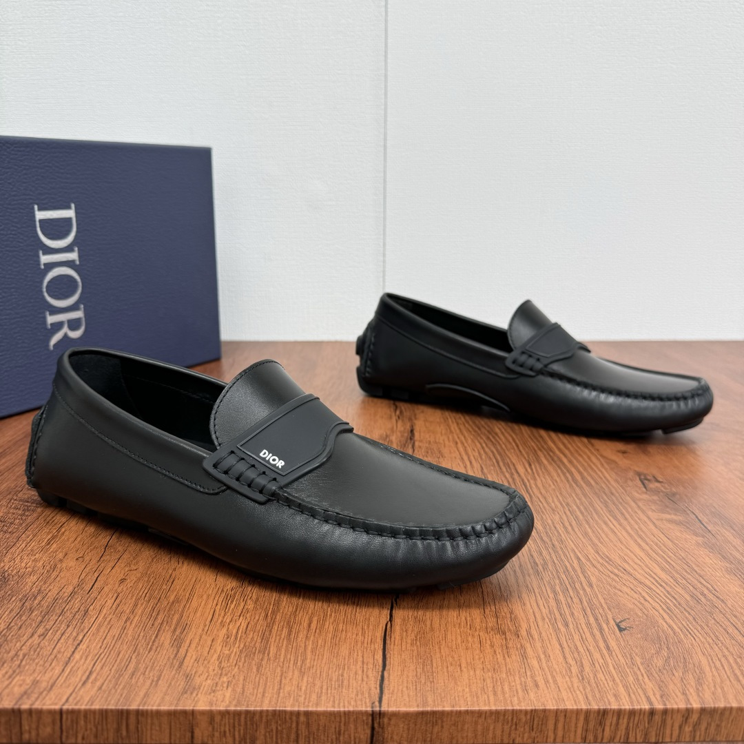 NO:276198,DIOR/Dior Odeon loafers Grained cowhide/suede cowhide/litchi pattern cowhide leather multiple styles available!  Continue the classic design style of bean dot shoes, the classic combination of leather and buckles, and tight leather making to show elegance!  New leather one-legged lazy shoes driving shoes This loafer shoes continues the outline of the formal shoes and presents it with a more elegant design. It is carefully crafted from a variety of calfskin/reverse calf leather, and the front is decorated with metal cladding CD Icon buckle lace-up/glue label buckle. It is soft and comfortable, matched with rubber sole, fully wrapped cowhide and more durable. Create a fashionable and casual look. The inner part of the benzene dyed calfskin, and the genuine leather foot pad can be detached!  Create a comfortable wearing experience, paired with shorts or jeans to create a delicate and fashionable casual look!  With original box packaging, free dust bag and shoehorn!  Size 39-40-41-42-43-44 Leather shoes size (customized 38.45 without return) Article number DC600 leather surface black cowhide, dior, dior, loafers, shorts, jeans, cowhide19860909批 DIOR/迪奥 Dior Odeon便鞋 粒面牛皮/绒面牛皮/荔枝纹牛皮多重风格可选！延续经典豆豆鞋设计风格,皮革与扣带的经典搭配,紧致皮革制作,彰显优雅气质！新款皮革一脚蹬懒人鞋驾车鞋这款乐福鞋延续正装鞋履轮廓,以更加优雅的设计呈现.采用多样式小牛皮/反绒小牛皮革精心制作,正面饰以金属覆层CD Icon搭扣系带/胶标扣带装饰.柔软舒适,搭配橡胶鞋底,全包裹牛皮精湛工艺,更加耐穿.打造时髦休闲的造型.苯染小牛皮内里,可拆卸真皮脚垫！缔造舒适的穿着体验,可与短裤或牛仔裤搭配,打造精致时髦的休闲造型！配原盒包装,附赠防尘袋和鞋拔！ 尺码39-40-41-42-43-44 皮鞋尺码（可定制38.45不退换） 货号DC600皮面 黑色牛皮,,dior,dior,loafers,shorts,jeans,cowhide,Men's shoes