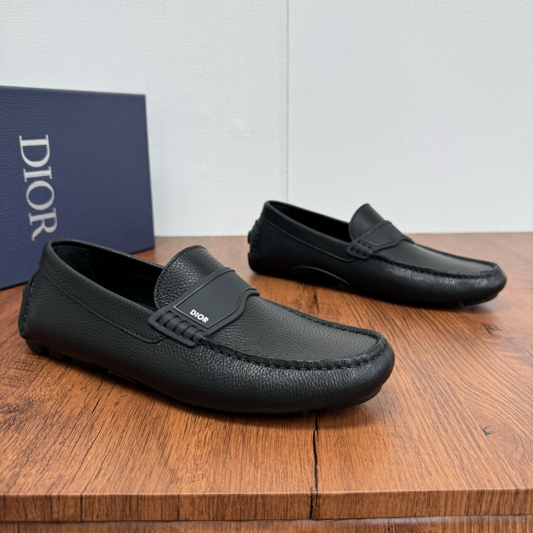 NO:276203,DIOR/Dior Odeon loafers Grained cowhide/suede cowhide/litchi pattern cowhide leather multiple styles available!  Continue the classic design style of bean dot shoes, the classic combination of leather and buckles, and tight leather making to show elegance!  New leather one-legged lazy shoes driving shoes This loafer shoes continues the outline of the formal shoes and presents it with a more elegant design. It is carefully crafted from a variety of calfskin/reverse calf leather, and the front is decorated with metal cladding CD Icon buckle lace-up/glue label buckle. It is soft and comfortable, matched with rubber sole, fully wrapped cowhide and more durable. Create a fashionable and casual look. The inner part of the benzene dyed calfskin, and the genuine leather foot pad can be detached!  Create a comfortable wearing experience, paired with shorts or jeans to create a delicate and fashionable casual look!  With original box packaging, free dust bag and shoehorn!  Size 39-40-41-42-43-44 Leather shoes size (customized 38.45 without return) Article number DC600 leather surface Black lychee pattern, dior, dior, loafers, shorts, jeans, cowhide19860909批 DIOR/迪奥 Dior Odeon便鞋 粒面牛皮/绒面牛皮/荔枝纹牛皮多重风格可选！延续经典豆豆鞋设计风格,皮革与扣带的经典搭配,紧致皮革制作,彰显优雅气质！新款皮革一脚蹬懒人鞋驾车鞋这款乐福鞋延续正装鞋履轮廓,以更加优雅的设计呈现.采用多样式小牛皮/反绒小牛皮革精心制作,正面饰以金属覆层CD Icon搭扣系带/胶标扣带装饰.柔软舒适,搭配橡胶鞋底,全包裹牛皮精湛工艺,更加耐穿.打造时髦休闲的造型.苯染小牛皮内里,可拆卸真皮脚垫！缔造舒适的穿着体验,可与短裤或牛仔裤搭配,打造精致时髦的休闲造型！配原盒包装,附赠防尘袋和鞋拔！ 尺码39-40-41-42-43-44 皮鞋尺码（可定制38.45不退换） 货号DC600皮面 黑色荔枝纹,,dior,dior,loafers,shorts,jeans,cowhide,Men's shoes
