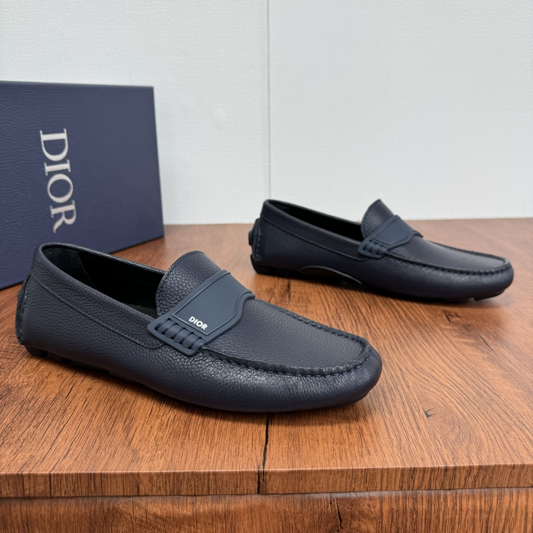 NO:276209,DIOR/Dior Odeon loafers Grained cowhide/suede cowhide/litchi pattern cowhide leather multiple styles available!  Continue the classic design style of bean dot shoes, the classic combination of leather and buckles, and tight leather making to show elegance!  New leather one-legged lazy shoes driving shoes This loafer shoes continues the outline of the formal shoes and presents it with a more elegant design. It is carefully crafted from a variety of calfskin/reverse calf leather, and the front is decorated with metal cladding CD Icon buckle lace-up/glue label buckle. It is soft and comfortable, matched with rubber sole, fully wrapped cowhide and more durable. Create a fashionable and casual look. The inner part of the benzene dyed calfskin, and the genuine leather foot pad can be detached!  Create a comfortable wearing experience, paired with shorts or jeans to create a delicate and fashionable casual look!  With original box packaging, free dust bag and shoehorn!  Size 39-40-41-42-43-44 Leather shoes size (customized 38.45 without return) Article number DC600 leather surface Blue lychee pattern, dior, dior, loafers, shorts, jeans, cowhide19860909批 DIOR/迪奥 Dior Odeon便鞋 粒面牛皮/绒面牛皮/荔枝纹牛皮多重风格可选！延续经典豆豆鞋设计风格,皮革与扣带的经典搭配,紧致皮革制作,彰显优雅气质！新款皮革一脚蹬懒人鞋驾车鞋这款乐福鞋延续正装鞋履轮廓,以更加优雅的设计呈现.采用多样式小牛皮/反绒小牛皮革精心制作,正面饰以金属覆层CD Icon搭扣系带/胶标扣带装饰.柔软舒适,搭配橡胶鞋底,全包裹牛皮精湛工艺,更加耐穿.打造时髦休闲的造型.苯染小牛皮内里,可拆卸真皮脚垫！缔造舒适的穿着体验,可与短裤或牛仔裤搭配,打造精致时髦的休闲造型！配原盒包装,附赠防尘袋和鞋拔！ 尺码39-40-41-42-43-44 皮鞋尺码（可定制38.45不退换） 货号DC600皮面 蓝色荔枝纹,,dior,dior,loafers,shorts,jeans,cowhide,Men's shoes