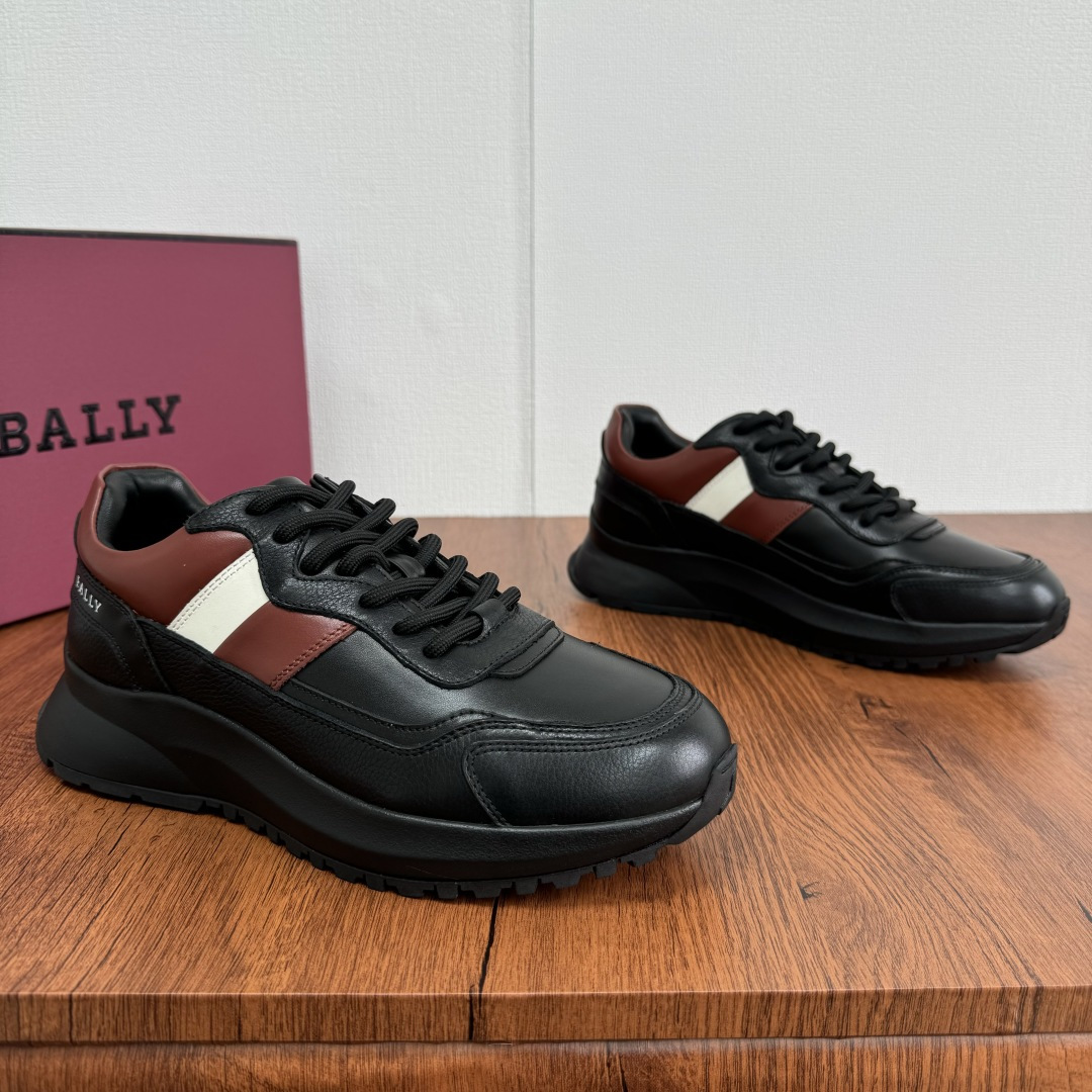 NO:278187,Code Bally/Bally 2025 early spring new men's punched casual sneakers are updated, men's light luxury genuine leather thick-soled sneakers, casual and versatile trendy shoes!  Calfskin composite spliced ​​lychee pattern cowhide, lightweight and comfortable upper, TPU pieces on the eyes of the shoe, paired with XL Extralight high-elastic and light sole, decorated with Bally brand logo and year of founding at the back. Lightweight foam rubber sole, full calf inner, physical material to see details, high-quality raw materials produced in Dongguan, original packaging!  See here in pursuit of high quality!  Size 39-40-41-42-43-44 Standard leather shoe size Article number MSK031 Black and red, Bally, Sneakers, cowhide19860909编码 Bally/巴利 2025早春季新款男士冲孔款休闲运动鞋更新,男士轻奢真皮厚底运动鞋,休闲百搭潮鞋！小牛皮复合拼接荔枝纹牛皮,轻质舒适鞋面,鞋眼处采用tpu片,搭配 XL Extralight 高弹轻底,后部饰有 Bally 品牌标志和创始年份.轻质发泡橡胶大底,全小牛内里,实物材质看细节,莞产原材料高品,原厂包装！追求高品质的看过来！ 尺码39-40-41-42-43-44 标准皮鞋码 货号MSK031 黑红,,bally,sneakers,cowhide,Men's shoes