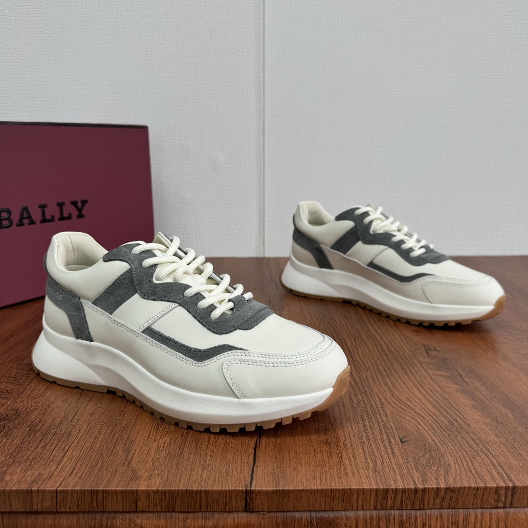 NO:278222,Code Bally/Bally 2025 early spring new men's punched casual sneakers are updated, men's light luxury genuine leather thick-soled sneakers, casual and versatile trendy shoes!  Calfskin composite spliced ​​lychee pattern cowhide, lightweight and comfortable upper, TPU pieces on the eyes of the shoe, paired with XL Extralight high-elastic and light sole, decorated with Bally brand logo and year of founding at the back. Lightweight foam rubber sole, full calf inner, physical material to see details, high-quality raw materials produced in Dongguan, original packaging!  See here in pursuit of high quality!  Size 39-40-41-42-43-44 Standard leather shoe size Article number MSK031 White gray, Bally,sneakers,cowhide19860909编码 Bally/巴利 2025早春季新款男士冲孔款休闲运动鞋更新,男士轻奢真皮厚底运动鞋,休闲百搭潮鞋！小牛皮复合拼接荔枝纹牛皮,轻质舒适鞋面,鞋眼处采用tpu片,搭配 XL Extralight 高弹轻底,后部饰有 Bally 品牌标志和创始年份.轻质发泡橡胶大底,全小牛内里,实物材质看细节,莞产原材料高品,原厂包装！追求高品质的看过来！ 尺码39-40-41-42-43-44 标准皮鞋码 货号MSK031 白灰,,bally,sneakers,cowhide,Men's shoes
