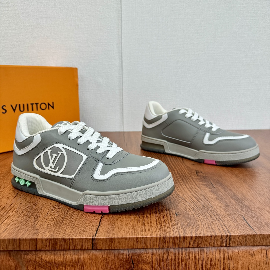 NO:275549,Vuitton World Classic Donkeys New Neo Run Away Sports Shoes, this sneaker upgrades the brand's classic Run Away sneakers with two-color cowhide leather, and continues the inspiration for running shoes with neat lines. The wedge-shaped outsole and side are decorated with LV Circle logo, lace fixing clips and eye-engraved Louis Vuitton logo, and the sole is embossed with Damier pattern. It is matched with the fabric inner lining, the original board open mold with cotton footbed, a shoe full of details, comfortable to wear!  Size 39-40-41-42-43-44 leather shoes size (customized 38.45 cannot be returned or exchanged), louis vuitton, louis vuitton, louis vuitton, louis vuitton, louis vuitton, sneakers, cowhide19860909威登世界经典 驴家新款Neo Run Away 运动鞋,这款运动鞋以双色牛皮革升级品牌经典 Run Away 运动鞋,借利落线条续写跑鞋灵感.楔形外底、侧面饰有 LV Circle 标识 ,鞋带固定夹和孔眼镂刻路易威登标识,鞋底凸纹饰有 Damier 图案.搭配织物内里,原板开模带标棉垫脚,细节满满的一款鞋,上脚舒适！ 尺码39-40-41-42-43-44皮鞋尺码（可定制38.45不能退换）,,louis vuitton,louis vuitton,louis vuitton,louis vuitton,sneakers,cowhide,Men's shoes