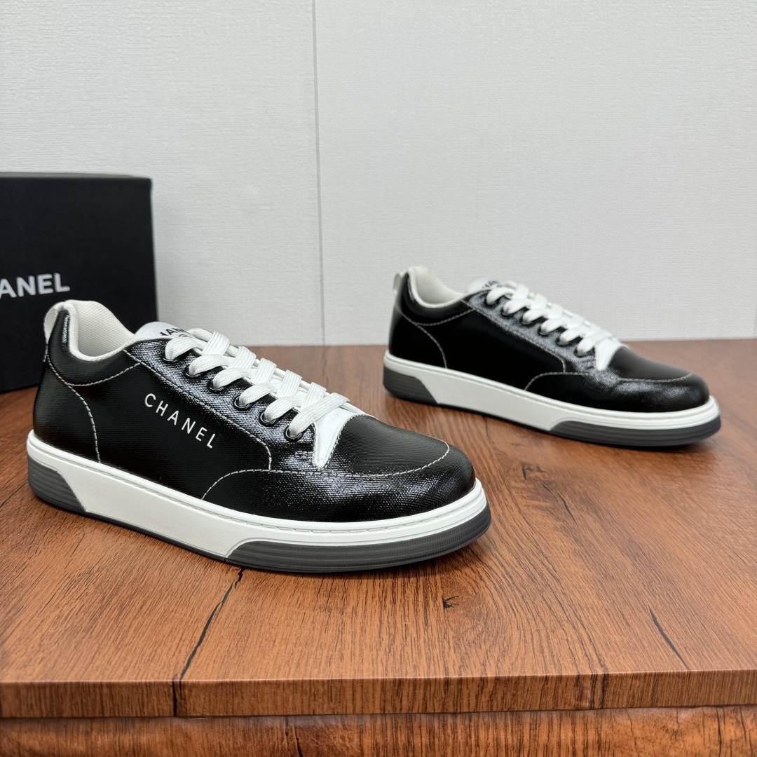 NO:275552,Chanel/Chanel 2025 Early Spring New Men's Shoes Comic Shoes Classic and Renewable, with a style. Perfectly blend the classic elements of the brand with trendy design. The simple black and white color scheme is timeless and easy to adapt to various styles of wear. The brand logo of the shoe body is low-key and shows identity. High-quality materials are created to ensure a comfortable foot feeling. Whether you are walking on the street or a fashionable party, you can make you confident and take a unique rhythm. Wear it and start your fashion journey. Every step is an interpretation of elegance and personality. The same diamond-shaped design of the classic CF hood bag is super recognizable, super versatile on the feet, and the physical and super-satisfactory style is highly recommended!  Size 39-40-41-42-43-44 leather shoes size (customized 38.45 cannot be returned or exchanged), chanel, chanel19860909Chanel/香奈儿 2025早春新款男士板鞋漫画鞋 经典焕新,足下生风.将品牌经典元素与潮流设计完美融合.简洁的黑白配色,永不过时,轻松适配各种穿搭风格.鞋身的品牌标识,低调又彰显身份.优质材质打造,保证舒适脚感,无论是漫步街头,还是时尚聚会,都能让你自信满满,踏出独特节奏.穿上它,开启属于你的时尚之旅,每一步都是对优雅与个性的诠释.经典CF口盖包的菱格面同款设计,识别性超高,上脚超级百搭,实物超赞款式,强烈推荐！ 尺码39-40-41-42-43-44皮鞋尺码（可定制38.45不能退换）,,chanel,chanel,Men's shoes