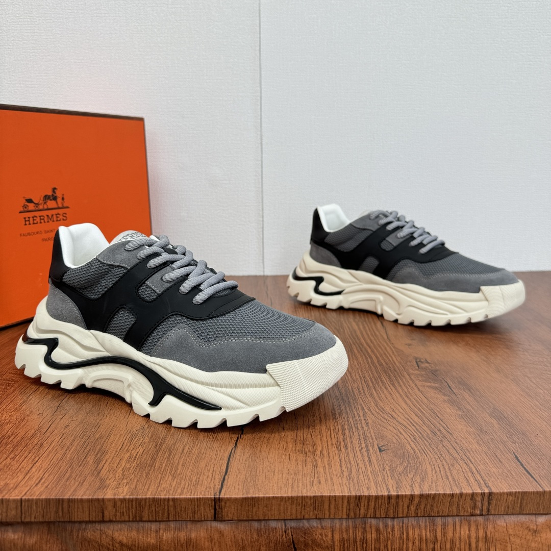 NO:275558,HERMES/Hermes men's show high-profile main model Hugo thick-soled sneakers casual fat-Ding style height-enhancing men's bread shoes. This sneaker uses a variety of materials to splice designs and contrasting colors to create a dynamic modern shape. The front end of the toe is natural rubber inlay, and the style is novel and fashionable. The texture is invincible, cowhide lining, cowhide foot pads, comfortable and breathable on the feet, and the rubber sole decorative geometric pattern is decorated with the iconic 