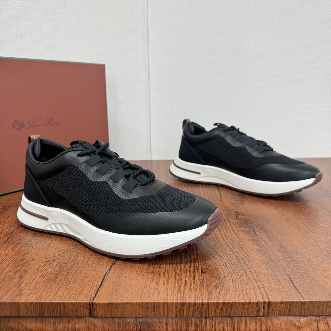 NO:276285,Loro Piana mesh cowhide spliced ​​casual sports men's shoes LP jogging shoes OEM factory original sole enters the counter at will!  This casual shoe is knitted with Wind fiber, presenting a unique three-dimensional effect. The unique style is slightly narrowed in the middle and is embellished with Naba Leather. The light rubber sole and edge studs enhance grip and stability. The functional details of the shoe are full of modern aesthetics. The upper uses hot melt edge sealing process. The lightweight technical material of the Kummel-colored rubber outsole is inlaid with cushioning pads on the inside of the sole, which makes the weight distribution more even and reduces the load during travel. The leather shoe eye is directly placed on the upper fixed to the sole to ensure stability. The rear is equipped with cushioning pads to enhance the comfort of wearing. The counter has a full set of packaging formulas with lace insoles. Multi-color options are available!  Fabric nylon Decorative cowhide leather Auxiliary polyurethane Size 39-40-41-42-43-44 Standard leather shoe size (38/45 can be customized without support for return and exchange) Article number FAM1718 Black,,loro piana,loro piana,cowhide19860909批 Loro Piana网面牛皮拼接休闲运动男鞋 LP慢跑鞋 代工厂原厂底随意进专柜！这款休闲鞋采用Wind纤维针织而成,呈现出别致的立体效果,独特的版型在中段轻微变窄,并以纳巴革细节点缀.轻盈橡胶鞋底和边缘的鞋钉增强抓地力和稳定性,充满现代美感的功能细节设计为鞋子平添了运动风格.鞋面使用热熔封边工艺 Kummel色橡胶外底的轻盈技术材料鞋底内侧镶嵌着缓冲垫,让重量分配更平均,减轻行进间的负荷 皮革鞋眼直接设于固定在鞋底的鞋面上,以确保稳定性 后部搭配缓冲垫,以提升穿着舒适感,专柜全套包装配方程带附赠鞋带鞋垫.多色可选！ 面料锦纶 装饰牛皮革 辅料聚氨酯 码数39-40-41-42-43-44 标准皮鞋码（38/45可定做不支持退换货） 货号FAM1718 黑色,,loro piana,loro piana,cowhide,Men's shoes