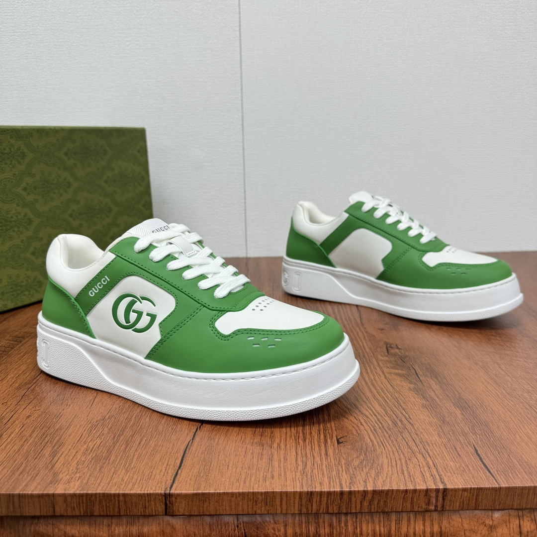 NO:275555,Gucci/Gucci 2025 new men's full-leather casual board shoes, thick-soled lightweight biscuit shoes!  Encountering Gucci, the trendy style is outstanding. When the classic double G logo meets colorful colors, Gucci shoes are full of charm. The upper material is high-quality, and the color collision releases a personal attitude. From the freshness of blue and white, the enthusiasm of red and white, to the vitality of green and white, the coolness of black and white, and the luxury of pure white gold inlaid logos, each one has a unique style. The thick-soled design not only adds a sense of fashion, but also can inadvertently lengthen the leg lines. Whether it is matched with casual wear or the finishing touch of simple styles, multiple colors are available, and the trend is versatile!  Size 39-40-41-42-43-44 leather shoes size (customized 38.45 cannot be returned or exchanged), gucci, gucci19860909Gucci/古驰 2025新款男士全皮休闲板鞋,厚底轻质饼干鞋！邂逅Gucci,潮范出众,当经典双G标志遇上多彩配色,Gucci板鞋魅力尽显.鞋面材质优质,色彩碰撞间释放个性态度.从蓝白的清新、红白的热烈,到绿白的活力、黑白的酷帅以及纯白镶金标的奢华,每一款都独具风格. 厚底设计不仅增添时尚感,还能在不经意间拉长腿部线条.无论是搭配休闲装出街,还是为简约造型点睛,多色可选,潮流百搭！ 尺码39-40-41-42-43-44皮鞋尺码（可定制38.45不能退换）,,gucci,gucci,Men's shoes