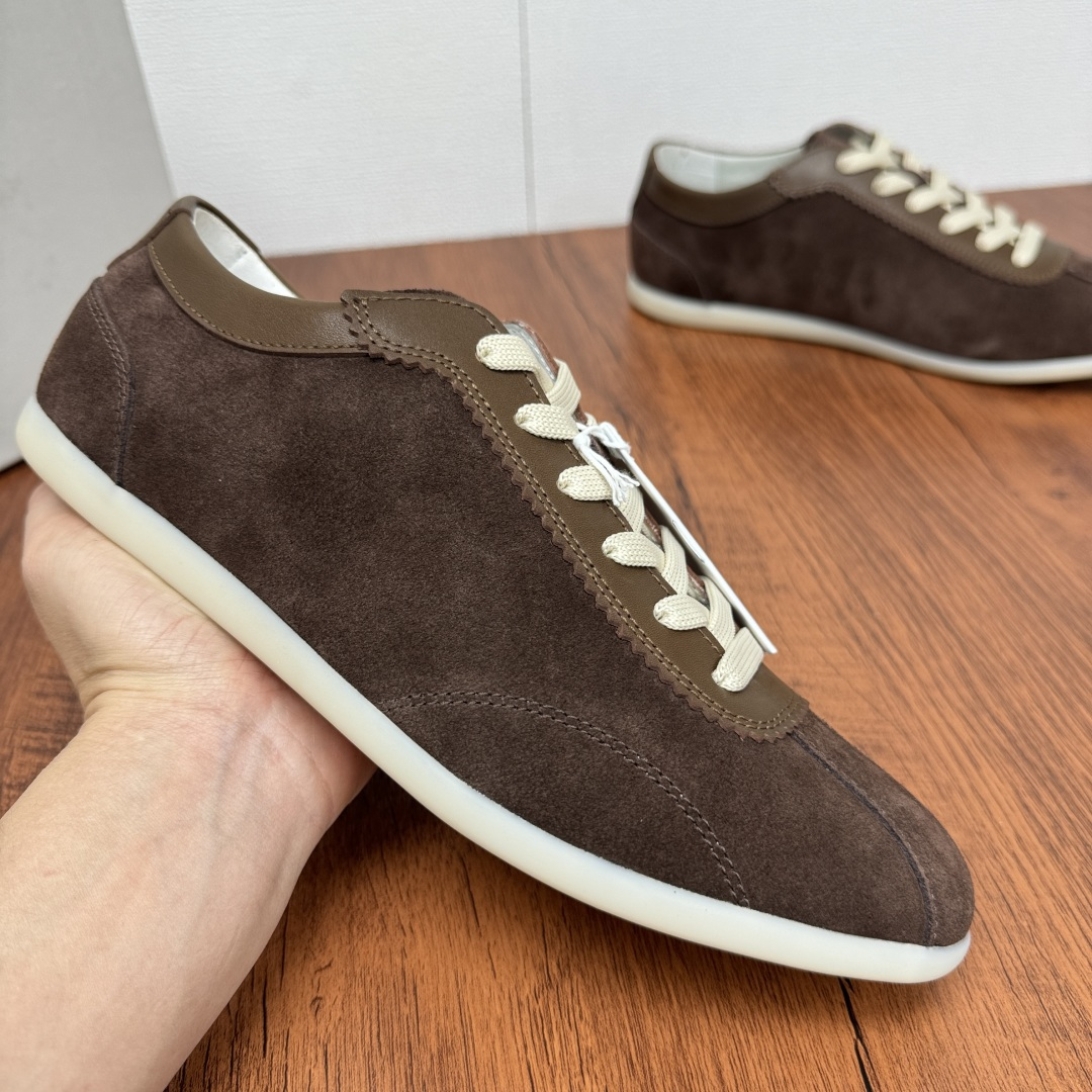 NO:350298,Code YS004350 Brunello Cucinelli suede leather sneakers, German training shoes, new casual shoes for men, new models for counters synchronized!  Perfect interpretation of Italian craftsmanship. Selected high-quality reverse velvet leather, soft and delicate touch, showing luxurious texture. Classic lace-up design is simple without losing style. Dark blue, brown yellow, dark brown, beige, and diverse colors are suitable for various styles of dressing. Whether walking on the street or traveling for business, it can add a sense of calmness and elegance to you. Combining comfort and fashion is not only a pair of shoes, but also a symbol of quality life. Full calfskin inner, genuine leather footbed, comfortable and breathable on the feet, classic tones are versatile and stylish!  Size 39-40-41-42-43-44 leather shoes size Customizable 45 cannot be returned and exchanged Item number 9674 German training shoes Coffee color, brunello cucinelli,sneakers,cowhide19860909编码YS004350 Brunello Cucinelli绒面皮运动鞋,德训鞋,男士新款休闲鞋,专柜同步新款！ 意式匠心的完美诠释.精选优质反绒牛皮,触感柔软细腻,彰显奢华质感.经典的系带设计,简约而不失格调.深蓝、棕黄、深棕、米白,多样配色适配各种穿搭风格.无论是漫步街头,还是商务出行,它都能为你增添一份从容与优雅.将舒适与时尚融为一体,这不仅是一双鞋,更是品质生活的象征 .全小牛皮内里,真皮垫脚,上脚舒适透气,经典色调百搭有型！ 尺码39-40-41-42-43-44皮鞋尺码 可定制45不能退换 货号9674德训鞋 咖色,,brunello cucinelli,sneakers,cowhide,Men's shoes