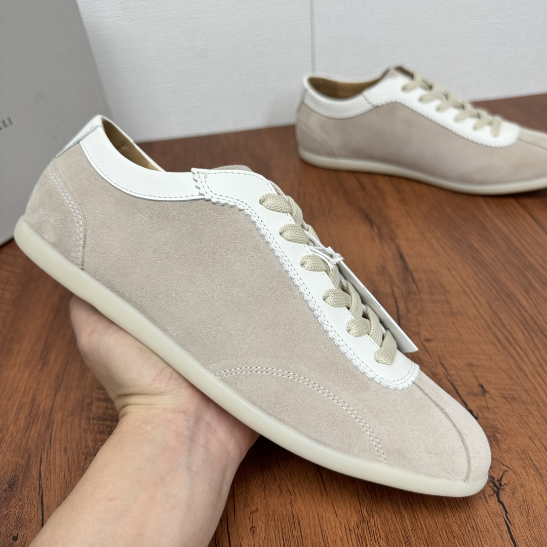 NO:350318,Code YS004350 Brunello Cucinelli suede leather sneakers, German training shoes, new casual shoes for men, new models for counters synchronized!  Perfect interpretation of Italian craftsmanship. Selected high-quality reverse velvet leather, soft and delicate touch, showing luxurious texture. Classic lace-up design is simple without losing style. Dark blue, brown yellow, dark brown, beige, and diverse colors are suitable for various styles of dressing. Whether walking on the street or traveling for business, it can add a sense of calmness and elegance to you. Combining comfort and fashion is not only a pair of shoes, but also a symbol of quality life. Full calfskin inner, genuine leather footbed, comfortable and breathable on the feet, classic tones are versatile and stylish!  Size 39-40-41-42-43-44 leather shoes size Customizable 45 cannot be returned and exchanged Item number 9674 German training shoes Gray, brunello cucinelli,sneakers,cowhide19860909编码YS004350 Brunello Cucinelli绒面皮运动鞋,德训鞋,男士新款休闲鞋,专柜同步新款！ 意式匠心的完美诠释.精选优质反绒牛皮,触感柔软细腻,彰显奢华质感.经典的系带设计,简约而不失格调.深蓝、棕黄、深棕、米白,多样配色适配各种穿搭风格.无论是漫步街头,还是商务出行,它都能为你增添一份从容与优雅.将舒适与时尚融为一体,这不仅是一双鞋,更是品质生活的象征 .全小牛皮内里,真皮垫脚,上脚舒适透气,经典色调百搭有型！ 尺码39-40-41-42-43-44皮鞋尺码 可定制45不能退换 货号9674德训鞋 灰色,,brunello cucinelli,sneakers,cowhide,Men's shoes
