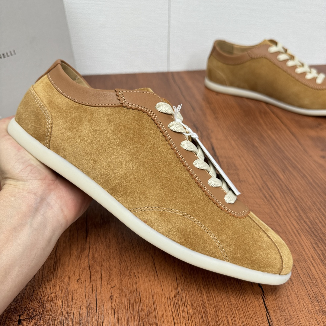NO:350178,Code YS004350 Brunello Cucinelli suede leather sneakers, German training shoes, new casual shoes for men, new models for counters synchronized!  Perfect interpretation of Italian craftsmanship. Selected high-quality reverse velvet leather, soft and delicate touch, showing luxurious texture. Classic lace-up design is simple without losing style. Dark blue, brown yellow, dark brown, beige, and diverse colors are suitable for various styles of dressing. Whether walking on the street or traveling for business, it can add a sense of calmness and elegance to you. Combining comfort and fashion is not only a pair of shoes, but also a symbol of quality life. Full calfskin inner, genuine leather footbed, comfortable and breathable on the feet, classic tones are versatile and stylish!  Size 39-40-41-42-43-44 leather shoes size Customizable 45 cannot be returned and exchanged Item number 9674 German training shoes Brown, brunello cucinelli,sneakers,cowhide19860909编码YS004350 Brunello Cucinelli绒面皮运动鞋,德训鞋,男士新款休闲鞋,专柜同步新款！ 意式匠心的完美诠释.精选优质反绒牛皮,触感柔软细腻,彰显奢华质感.经典的系带设计,简约而不失格调.深蓝、棕黄、深棕、米白,多样配色适配各种穿搭风格.无论是漫步街头,还是商务出行,它都能为你增添一份从容与优雅.将舒适与时尚融为一体,这不仅是一双鞋,更是品质生活的象征 .全小牛皮内里,真皮垫脚,上脚舒适透气,经典色调百搭有型！ 尺码39-40-41-42-43-44皮鞋尺码 可定制45不能退换 货号9674德训鞋 棕色,,brunello cucinelli,sneakers,cowhide,Men's shoes