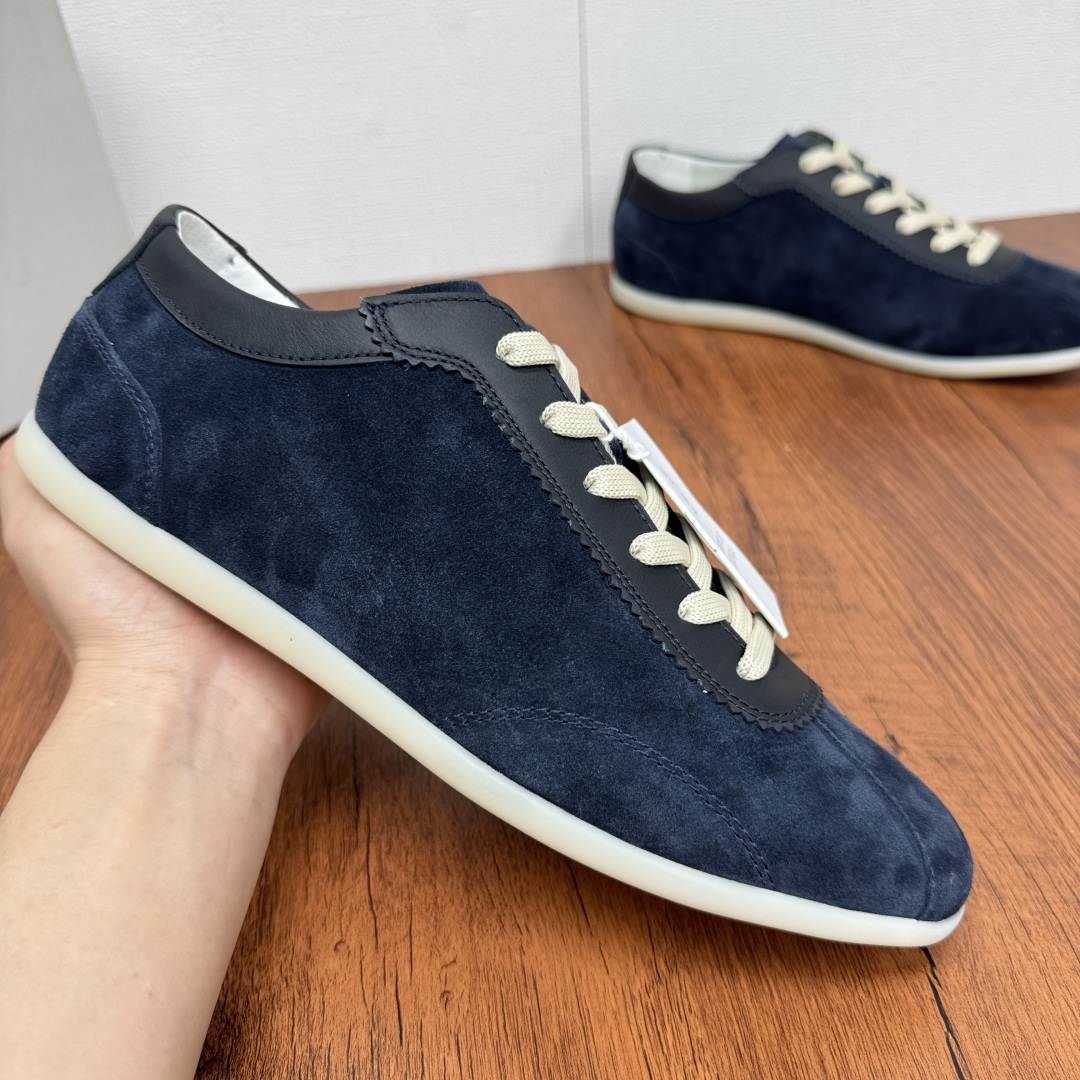 NO:350197,Code YS004350 Brunello Cucinelli suede leather sneakers, German training shoes, new casual shoes for men, new models for counters synchronized!  Perfect interpretation of Italian craftsmanship. Selected high-quality reverse velvet leather, soft and delicate touch, showing luxurious texture. Classic lace-up design is simple without losing style. Dark blue, brown yellow, dark brown, beige, and diverse colors are suitable for various styles of dressing. Whether walking on the street or traveling for business, it can add a sense of calmness and elegance to you. Combining comfort and fashion is not only a pair of shoes, but also a symbol of quality life. Full calfskin inner, genuine leather footbed, comfortable and breathable on the feet, classic tones are versatile and stylish!  Size 39-40-41-42-43-44 leather shoes size Customizable 45 cannot be returned and exchanged Item number 9674 German training shoes Blue, brunello cucinelli,sneakers,cowhide19860909编码YS004350 Brunello Cucinelli绒面皮运动鞋,德训鞋,男士新款休闲鞋,专柜同步新款！ 意式匠心的完美诠释.精选优质反绒牛皮,触感柔软细腻,彰显奢华质感.经典的系带设计,简约而不失格调.深蓝、棕黄、深棕、米白,多样配色适配各种穿搭风格.无论是漫步街头,还是商务出行,它都能为你增添一份从容与优雅.将舒适与时尚融为一体,这不仅是一双鞋,更是品质生活的象征 .全小牛皮内里,真皮垫脚,上脚舒适透气,经典色调百搭有型！ 尺码39-40-41-42-43-44皮鞋尺码 可定制45不能退换 货号9674德训鞋 蓝色,,brunello cucinelli,sneakers,cowhide,Men's shoes