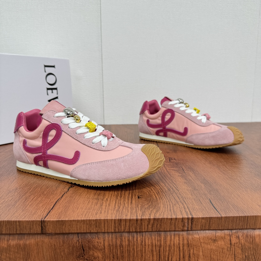 NO:278581,Code: Luo Yiwei LOEVE 2025 spring and summer hot ballet runner 2.0 letter color-blocking Forrest Gump casual sports running shoes. Top-notch products from Dongguan, support comparison, and pursue a detour of cheap prices!  Many celebrities are the same, the toe is asymmetrical design. The new wavy TPU sole extends to the toe. The LOEVE logo is extremely recognizable. The whole pair of shoes feels comfortable and lightweight. The heel is 3D injection-molded rubber logo. The upper is made of original custom fabric and genuine leather cow velvet, showing the retro style. The inner part is soft and comfortable. It is full of texture. It is equipped with a full set of packaging!  Women's Size 35-36-37-38-39-40 Men's Size 39-40-41-42-43-44-45 Leather Shoe Size Article No. L814285 Pink,,loewe,loewe,sheepskin19860909编码 罗意威LOEVE 2025春夏爆款 ballet runner 2.0字母拼色阿甘休闲运动跑鞋 莞产顶级猛货,支持对比,追求价格便宜的绕道！ 众多明星同,鞋头不对称设计新的波浪纹TPU底延伸至鞋头LOEVE标志辨识度极高,整双鞋脚感舒适轻便 ,后跟3D注塑橡胶徽标 ,鞋面采用原版定制面料搭配真皮牛反绒,彰显复古风格 ,内里采用原版小羊皮柔软舒适,质感满满.配全套包装！ 女款尺码35-36-37-38-39-40 男款尺码39-40-41-42-43-44-45皮鞋尺码 货号L814285 粉色,,loewe,loewe,sheepskin,Men's shoes