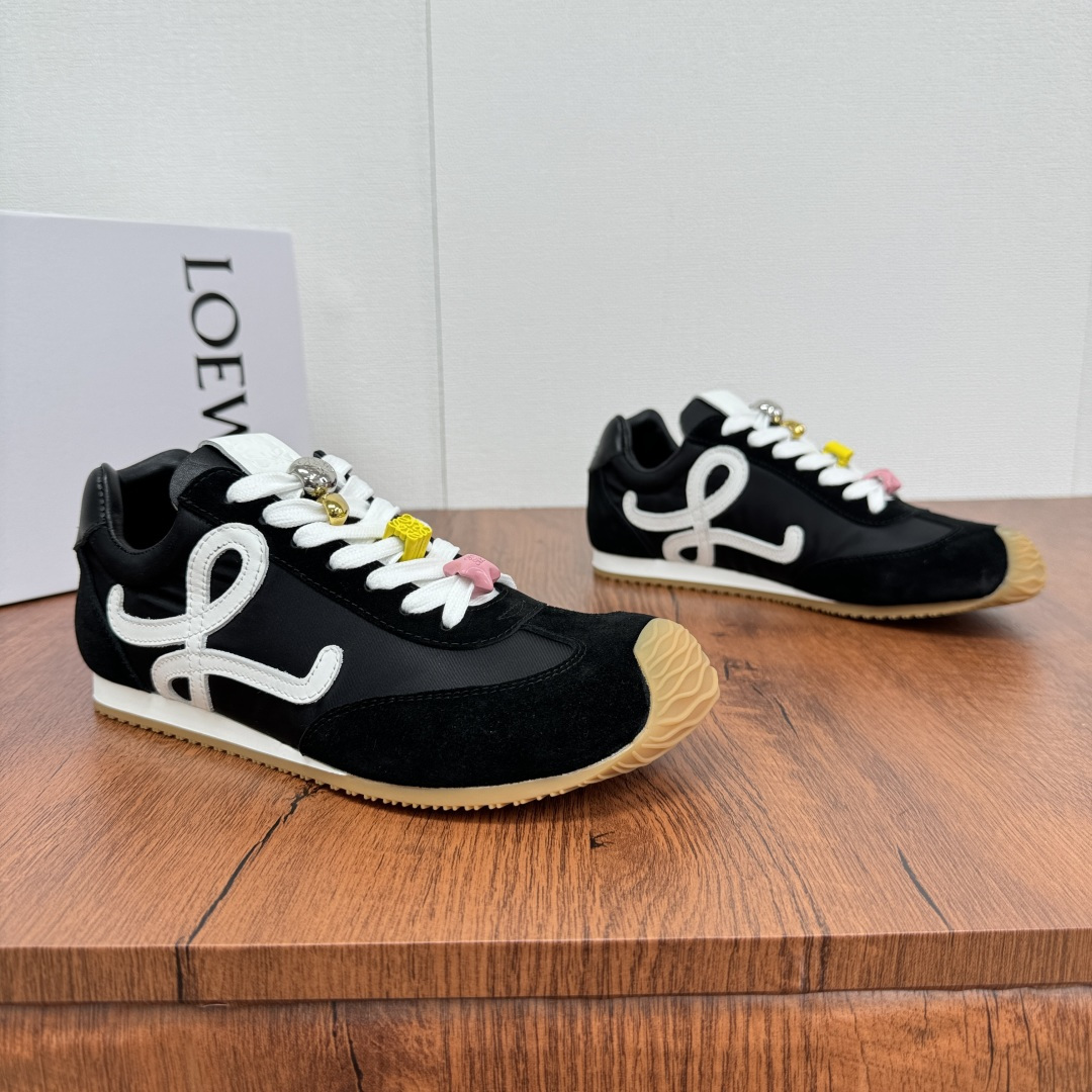NO:278597,Code o Loeve LOEVE 2025 spring and summer hot ballet runner 2.0 letter color-blocking Forrest Gump casual sports running shoes. Top-notch products from Dongguan, support comparison, and pursue a detour of cheap prices!  Many celebrities are the same, the toe is asymmetrical design. The new wavy TPU sole extends to the toe. The LOEVE logo is extremely recognizable. The whole pair of shoes feels comfortable and lightweight. The heel is 3D injection-molded rubber logo. The upper is made of original custom fabric and genuine leather cow velvet, showing the retro style. The inner part is soft and comfortable. It is full of texture. It is equipped with a full set of packaging!  Women's Size 35-36-37-38-39-40 Men's Size 39-40-41-42-43-44-45 Leather Shoe Size Article Number L814285 Black,,loewe,loewe,sheepskin19860909编码o 罗意威LOEVE 2025春夏爆款 ballet runner 2.0字母拼色阿甘休闲运动跑鞋 莞产顶级猛货,支持对比,追求价格便宜的绕道！ 众多明星同,鞋头不对称设计新的波浪纹TPU底延伸至鞋头LOEVE标志辨识度极高,整双鞋脚感舒适轻便 ,后跟3D注塑橡胶徽标 ,鞋面采用原版定制面料搭配真皮牛反绒,彰显复古风格 ,内里采用原版小羊皮柔软舒适,质感满满.配全套包装！ 女款尺码35-36-37-38-39-40 男款尺码39-40-41-42-43-44-45皮鞋尺码 货号L814285 黑色,,loewe,loewe,sheepskin,Men's shoes