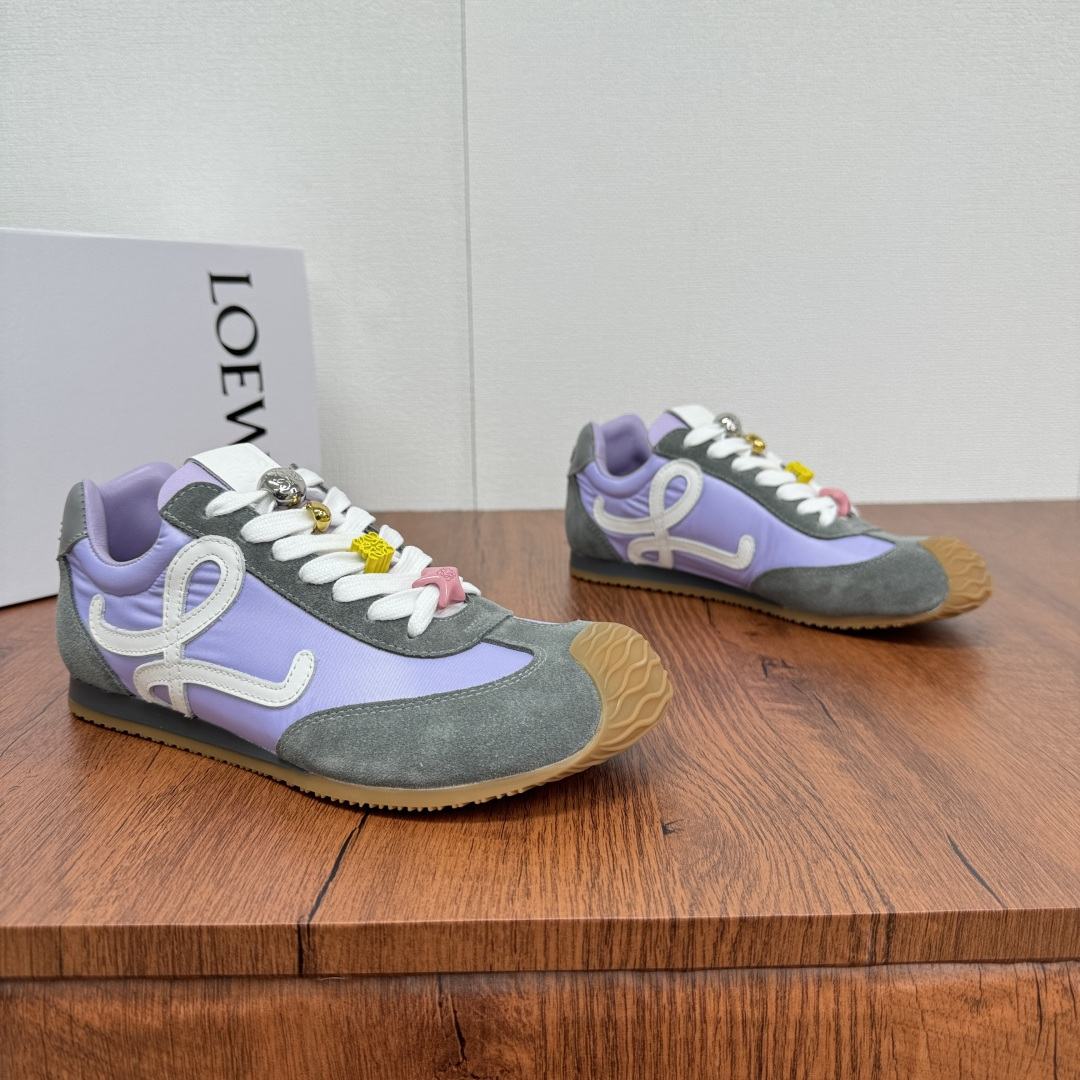 NO:278586,Code: Luo Yiwei LOEVE 2025 spring and summer hot ballet runner 2.0 letter color-blocking Forrest Gump casual sports running shoes. Top-notch products from Dongguan, support comparison, and pursue a detour of cheap prices!  Many celebrities are the same, the toe is asymmetrical design. The new wavy TPU sole extends to the toe. The LOEVE logo is extremely recognizable. The whole pair of shoes feels comfortable and lightweight. The heel is 3D injection-molded rubber logo. The upper is made of original custom fabric and genuine leather cow velvet, showing the retro style. The inner part is soft and comfortable. It is full of texture. It is equipped with a full set of packaging!  Women's Size 35-36-37-38-39-40 Men's Size 39-40-41-42-43-44-45 Leather Shoe Size Article Number L814285 Purple, loewe, loewe, sheepskin19860909编码 罗意威LOEVE 2025春夏爆款 ballet runner 2.0字母拼色阿甘休闲运动跑鞋 莞产顶级猛货,支持对比,追求价格便宜的绕道！ 众多明星同,鞋头不对称设计新的波浪纹TPU底延伸至鞋头LOEVE标志辨识度极高,整双鞋脚感舒适轻便 ,后跟3D注塑橡胶徽标 ,鞋面采用原版定制面料搭配真皮牛反绒,彰显复古风格 ,内里采用原版小羊皮柔软舒适,质感满满.配全套包装！ 女款尺码35-36-37-38-39-40 男款尺码39-40-41-42-43-44-45皮鞋尺码 货号L814285 紫色,,loewe,loewe,sheepskin,Men's shoes