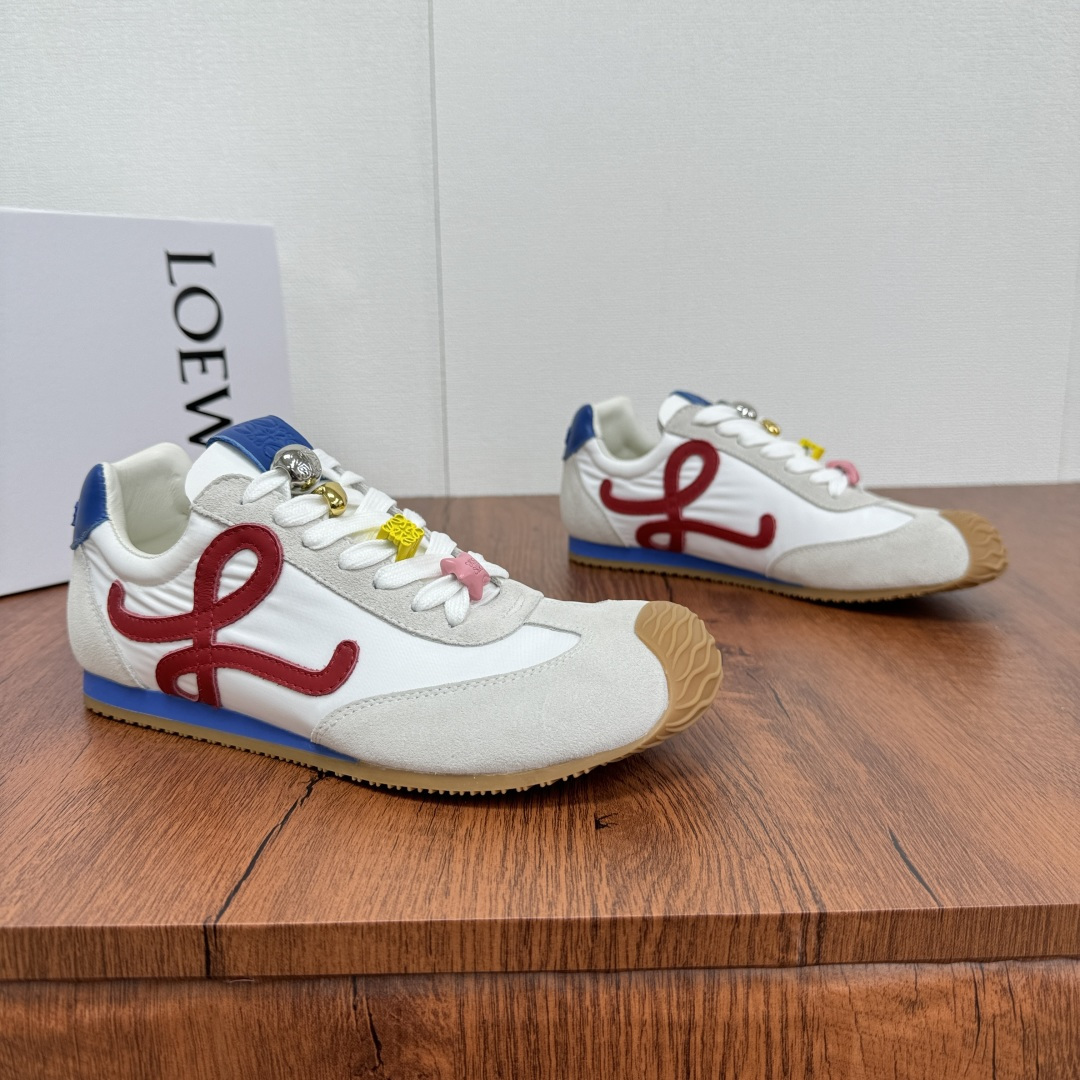 NO:278590,Code: Luo Yiwei LOEVE 2025 spring and summer hot ballet runner 2.0 letter color-blocking Forrest Gump casual sports running shoes. Top-notch products from Dongguan, support comparison, and pursue a detour of cheap prices!  Many celebrities are the same, the toe is asymmetrical design. The new wavy TPU sole extends to the toe. The LOEVE logo is extremely recognizable. The whole pair of shoes feels comfortable and lightweight. The heel is 3D injection-molded rubber logo. The upper is made of original custom fabric and genuine leather cow velvet, showing the retro style. The inner part is soft and comfortable. It is full of texture. It is equipped with a full set of packaging!  Women's Size 35-36-37-38-39-40 Men's Size 39-40-41-42-43-44-45 Leather Shoe Size Article No. L814285 White and Red, Loewe, loewe, sheepskin19860909编码 罗意威LOEVE 2025春夏爆款 ballet runner 2.0字母拼色阿甘休闲运动跑鞋 莞产顶级猛货,支持对比,追求价格便宜的绕道！ 众多明星同,鞋头不对称设计新的波浪纹TPU底延伸至鞋头LOEVE标志辨识度极高,整双鞋脚感舒适轻便 ,后跟3D注塑橡胶徽标 ,鞋面采用原版定制面料搭配真皮牛反绒,彰显复古风格 ,内里采用原版小羊皮柔软舒适,质感满满.配全套包装！ 女款尺码35-36-37-38-39-40 男款尺码39-40-41-42-43-44-45皮鞋尺码 货号L814285 白红,,loewe,loewe,sheepskin,Men's shoes
