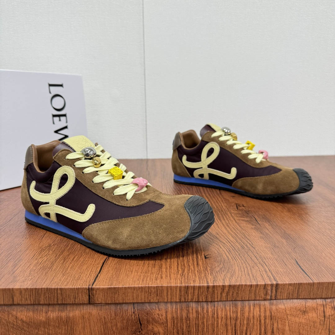 NO:278595,Code: Luo Yiwei LOEVE 2025 spring and summer hot ballet runner 2.0 letter color-blocking Forrest Gump casual sports running shoes. Top-notch products from Dongguan, support comparison, and pursue a detour of cheap prices!  Many celebrities are the same, the toe is asymmetrical design. The new wavy TPU sole extends to the toe. The LOEVE logo is extremely recognizable. The whole pair of shoes feels comfortable and lightweight. The heel is 3D injection-molded rubber logo. The upper is made of original custom fabric and genuine leather cow velvet, showing the retro style. The inner part is soft and comfortable. It is full of texture. It is equipped with a full set of packaging!  Women's size 35-36-37-38-39-40 Men's size 39-40-41-42-43-44-45 leather shoes size Article number L814285 Burgundy,,loewe,loewe,sheepskin19860909编码 罗意威LOEVE 2025春夏爆款 ballet runner 2.0字母拼色阿甘休闲运动跑鞋 莞产顶级猛货,支持对比,追求价格便宜的绕道！ 众多明星同,鞋头不对称设计新的波浪纹TPU底延伸至鞋头LOEVE标志辨识度极高,整双鞋脚感舒适轻便 ,后跟3D注塑橡胶徽标 ,鞋面采用原版定制面料搭配真皮牛反绒,彰显复古风格 ,内里采用原版小羊皮柔软舒适,质感满满.配全套包装！ 女款尺码35-36-37-38-39-40 男款尺码39-40-41-42-43-44-45皮鞋尺码 货号L814285 酒红,,loewe,loewe,sheepskin,Men's shoes