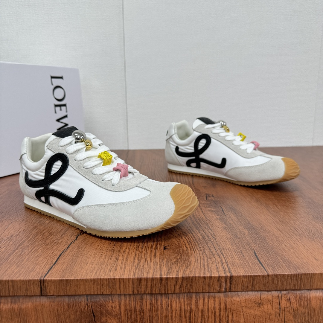 NO:278600,Code: Luo Yiwei LOEVE 2025 spring and summer hot ballet runner 2.0 letter color-blocking Forrest Gump casual sports running shoes. Top-notch products from Dongguan, support comparison, and pursue a detour of cheap prices!  Many celebrities are the same, the toe is asymmetrical design. The new wavy TPU sole extends to the toe. The LOEVE logo is extremely recognizable. The whole pair of shoes feels comfortable and lightweight. The heel is 3D injection-molded rubber logo. The upper is made of original custom fabric and genuine leather cow velvet, showing the retro style. The inner part is soft and comfortable. It is full of texture. It is equipped with a full set of packaging!  Women's Size 35-36-37-38-39-40 Men's Size 39-40-41-42-43-44-45 Leather Shoe Size Article No. L814285 White and Black, Loewe, loewe, sheepskin19860909编码 罗意威LOEVE 2025春夏爆款 ballet runner 2.0字母拼色阿甘休闲运动跑鞋 莞产顶级猛货,支持对比,追求价格便宜的绕道！ 众多明星同,鞋头不对称设计新的波浪纹TPU底延伸至鞋头LOEVE标志辨识度极高,整双鞋脚感舒适轻便 ,后跟3D注塑橡胶徽标 ,鞋面采用原版定制面料搭配真皮牛反绒,彰显复古风格 ,内里采用原版小羊皮柔软舒适,质感满满.配全套包装！ 女款尺码35-36-37-38-39-40 男款尺码39-40-41-42-43-44-45皮鞋尺码 货号L814285 白黑,,loewe,loewe,sheepskin,Men's shoes