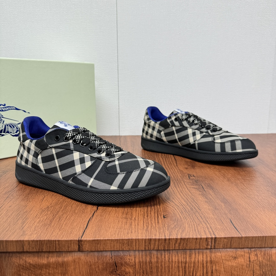 NO:276163,1. New products are on the shelves. Checked Terrace sneakers. BURBERRYI. It's finally here | Cool · Sa New terrace casual sneakers. Burberry classic elements. Super comfortable shoes. Knight's blue non-slip sole. Finally, I saw the latest oblique plaid sneakers. The colors are really good, and you can match them. Sneakers are made of cotton-blend fabric. Made in Italian workshops, decorating the worsted Burberry plaid pattern. Paired with mesh lining and plaid laces, the rubber sole is decorated with a collection of Burberry letter logo. From the Burberry classic series, it interprets the essential styles of the wardrobe in a distinctive brand style. – Round toe – Equestrian Knight logo (EKD) label at the tongue – Leather insole – Sole embellishment  Burberry letter logo women's size 35-36-37-38-39-40 men's size 39-40-41-42-43-44 leather shoes size Article number Bur9368 board shoes black gray, burberry, burberry, sneakers19860909批 新品上架 格纹 Terrace 运动鞋 BURBERRYI 终于来了|酷·飒 全新露台休闲运动鞋·巴宝莉（Burberry）经典原素 超舒服的鞋子··骑士蓝色防滑鞋底 终于看到了最新的斜式格纹运动鞋颜色真的好好看,怎么搭都可  运动鞋,选用棉质混纺面料打造.于意大利工坊匠制而成,装饰精纺 Burberry 格纹图案.搭配网眼内衬和格纹鞋带,橡胶鞋底饰有典藏 Burberry 字母徽标.来自 Burberry 经典之作系列,以鲜明品牌风格诠释衣橱必备款式. – 圆形鞋头 – 鞋舌处点缀马术骑士徽标（EKD）标签 – 皮革鞋垫 – 鞋底点缀 Burberry 字母徽标 女款尺码35-36-37-38-39-40 男款尺码39-40-41-42-43-44皮鞋尺码 货号Bur9368板鞋 黑灰,,burberry,burberry,sneakers,Men's shoes