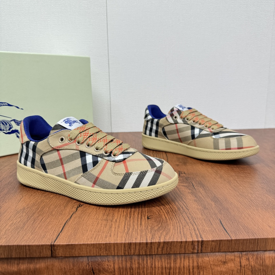 NO:276171,1. New products are on the shelves. Checked Terrace sneakers. BURBERRYI. It's finally here | Cool · Sa New terrace casual sneakers. Burberry classic elements. Super comfortable shoes. Knight's blue non-slip sole. Finally, I saw the latest oblique plaid sneakers. The colors are really good, and you can match them. Sneakers are made of cotton-blend fabric. Made in Italian workshops, decorating the worsted Burberry plaid pattern. Paired with mesh lining and plaid laces, the rubber sole is decorated with a collection of Burberry letter logo. From the Burberry classic series, it interprets the essential styles of the wardrobe in a distinctive brand style. – Round toe – Equestrian Knight logo (EKD) label at the tongue – Leather insole – Sole embellishment  Burberry letter logo women's size 35-36-37-38-39-40 men's size 39-40-41-42-43-44 leather shoes size Article number Bur9368 board shoes brown, burberry, burberry, sneakers19860909批 新品上架 格纹 Terrace 运动鞋 BURBERRYI 终于来了|酷·飒 全新露台休闲运动鞋·巴宝莉（Burberry）经典原素 超舒服的鞋子··骑士蓝色防滑鞋底 终于看到了最新的斜式格纹运动鞋颜色真的好好看,怎么搭都可  运动鞋,选用棉质混纺面料打造.于意大利工坊匠制而成,装饰精纺 Burberry 格纹图案.搭配网眼内衬和格纹鞋带,橡胶鞋底饰有典藏 Burberry 字母徽标.来自 Burberry 经典之作系列,以鲜明品牌风格诠释衣橱必备款式. – 圆形鞋头 – 鞋舌处点缀马术骑士徽标（EKD）标签 – 皮革鞋垫 – 鞋底点缀 Burberry 字母徽标 女款尺码35-36-37-38-39-40 男款尺码39-40-41-42-43-44皮鞋尺码 货号Bur9368板鞋 棕色,,burberry,burberry,sneakers,Men's shoes
