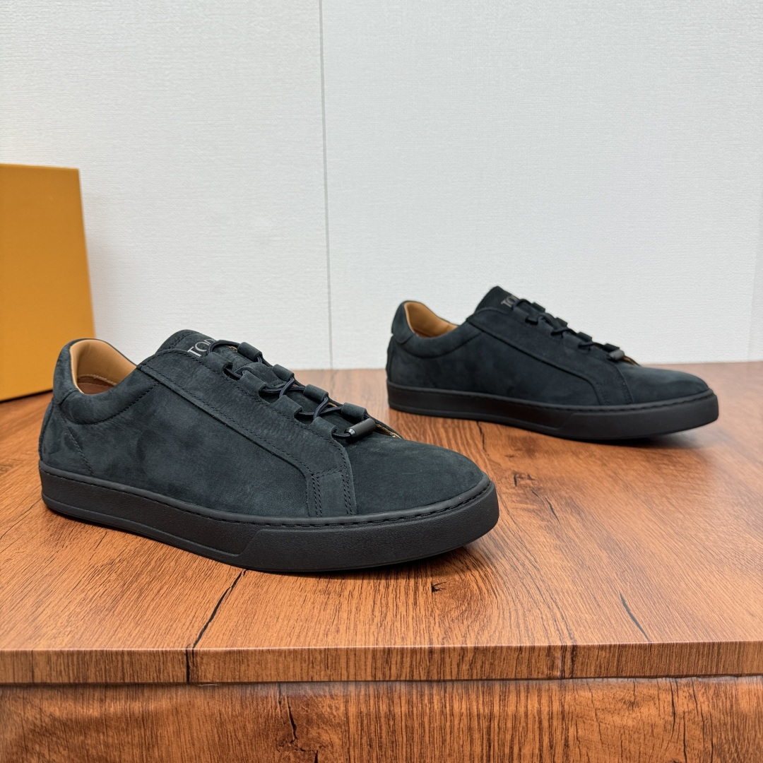 NO:275703,Code YS004555 TOD'S/Todds Men's Leather Sports and Casual Shoes!  These sneakers perfectly interpret the fusion of fashion and comfort. The upper is soft calf leather, with a delicate texture that speaks for itself, and each texture shows luxury. The inner part is also made of calf leather, which fits the feet and brings the ultimate skin-friendly experience. The genuine leather footbed is soft and breathable, giving the footsteps thoughtful care. The elastic shoelace closed-loop style design is designed for cheap wear with one foot. The iconic rubber bean sole has strong grip and is stable and comfortable when walking. The lines are minimalist, without any extra decoration, but they can inadvertently show the elegant urban taste. Whether it is daily travel or business and leisure occasions, it can be easily controlled and become the finishing touch of the foot. There are three colors of black leather, white leather, and reverse velvet blue. It is available in different styles, with minimalist styles, light luxury and versatile!  Full package!  Size 39-40-41-42-43-44 Leather Shoe Size Article Number Td801 Elastic Band Reverse Blue, Tod's, Sneakers, cowhide19860909编码YS004555 TOD'S/托德斯 男士皮革运动休闲鞋！这几款运动鞋,完美诠释时尚与舒适的融合.鞋面采用柔然的小牛皮,细腻质感不言而喻,每一处纹理都彰显着奢华.内里同样是小牛皮材质,贴合脚部,带来极致亲肤体验.真皮垫脚,柔软又透气,给予脚步贴心呵护.松紧鞋带闭环风格设计,一脚蹬便宜穿着.标志性的橡胶豆豆鞋底,抓地力强,行走间平稳舒适.线条极简,没有多余装饰,却能在不经意间尽显都市优雅品味,无论是日常出行还是商务休闲场合,都能轻松驾驭,成为足下的点睛之笔.黑色皮,白色皮,反绒蓝三色不同风格可选,极简版型,轻奢百搭！全套包装！ 尺码39-40-41-42-43-44皮鞋尺码 货号Td801松紧带 反绒蓝,,Tod's,sneakers,cowhide,Men's shoes