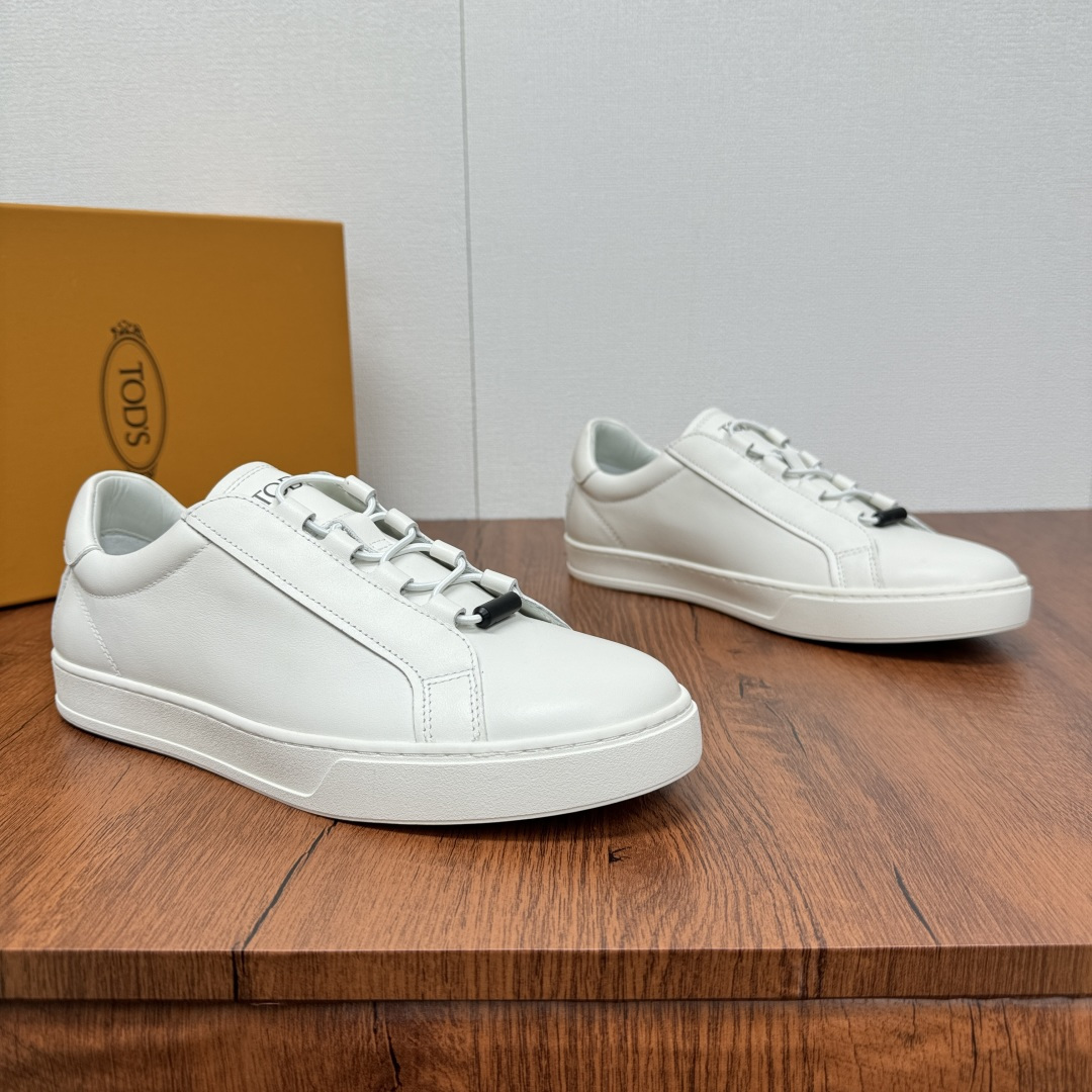NO:275708,Code YS004555 TOD'S/Todds Men's Leather Sports and Casual Shoes!  These sneakers perfectly interpret the fusion of fashion and comfort. The upper is soft calf leather, with a delicate texture that speaks for itself, and each texture shows luxury. The inner part is also made of calf leather, which fits the feet and brings the ultimate skin-friendly experience. The genuine leather footbed is soft and breathable, giving the footsteps thoughtful care. The elastic shoelace closed-loop style design is designed for cheap wear with one foot. The iconic rubber bean sole has strong grip and is stable and comfortable when walking. The lines are minimalist, without any extra decoration, but they can inadvertently show the elegant urban taste. Whether it is daily travel or business and leisure occasions, it can be easily controlled and become the finishing touch of the foot. There are three colors of black leather, white leather, and reverse velvet blue. It is available in different styles, with minimalist styles, light luxury and versatile!  Full package!  Size 39-40-41-42-43-44 Leather Shoe Size Article Number Td801 Elastic Strap White Leather, Tod's, Sneakers, cowhide19860909编码YS004555 TOD'S/托德斯 男士皮革运动休闲鞋！这几款运动鞋,完美诠释时尚与舒适的融合.鞋面采用柔然的小牛皮,细腻质感不言而喻,每一处纹理都彰显着奢华.内里同样是小牛皮材质,贴合脚部,带来极致亲肤体验.真皮垫脚,柔软又透气,给予脚步贴心呵护.松紧鞋带闭环风格设计,一脚蹬便宜穿着.标志性的橡胶豆豆鞋底,抓地力强,行走间平稳舒适.线条极简,没有多余装饰,却能在不经意间尽显都市优雅品味,无论是日常出行还是商务休闲场合,都能轻松驾驭,成为足下的点睛之笔.黑色皮,白色皮,反绒蓝三色不同风格可选,极简版型,轻奢百搭！全套包装！ 尺码39-40-41-42-43-44皮鞋尺码 货号Td801松紧带 白皮,,Tod's,sneakers,cowhide,Men's shoes