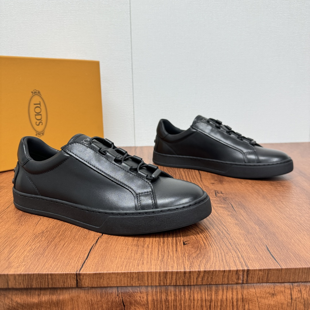NO:275713,Code YS004555 TOD'S/Todds Men's Leather Sports and Casual Shoes!  These sneakers perfectly interpret the fusion of fashion and comfort. The upper is soft calf leather, with a delicate texture that speaks for itself, and each texture shows luxury. The inner part is also made of calf leather, which fits the feet and brings the ultimate skin-friendly experience. The genuine leather footbed is soft and breathable, giving the footsteps thoughtful care. The elastic shoelace closed-loop style design is designed for cheap wear with one foot. The iconic rubber bean sole has strong grip and is stable and comfortable when walking. The lines are minimalist, without any extra decoration, but they can inadvertently show the elegant urban taste. Whether it is daily travel or business and leisure occasions, it can be easily controlled and become the finishing touch of the foot. There are three colors of black leather, white leather, and reverse velvet blue. It is available in different styles, with minimalist styles, light luxury and versatile!  Full package!  Size 39-40-41-42-43-44 Leather Shoe Size Article Number Td801 Elastic Strap Black Leather, Tod's, Sneakers, cowhide19860909编码YS004555 TOD'S/托德斯 男士皮革运动休闲鞋！这几款运动鞋,完美诠释时尚与舒适的融合.鞋面采用柔然的小牛皮,细腻质感不言而喻,每一处纹理都彰显着奢华.内里同样是小牛皮材质,贴合脚部,带来极致亲肤体验.真皮垫脚,柔软又透气,给予脚步贴心呵护.松紧鞋带闭环风格设计,一脚蹬便宜穿着.标志性的橡胶豆豆鞋底,抓地力强,行走间平稳舒适.线条极简,没有多余装饰,却能在不经意间尽显都市优雅品味,无论是日常出行还是商务休闲场合,都能轻松驾驭,成为足下的点睛之笔.黑色皮,白色皮,反绒蓝三色不同风格可选,极简版型,轻奢百搭！全套包装！ 尺码39-40-41-42-43-44皮鞋尺码 货号Td801松紧带 黑皮,,Tod's,sneakers,cowhide,Men's shoes