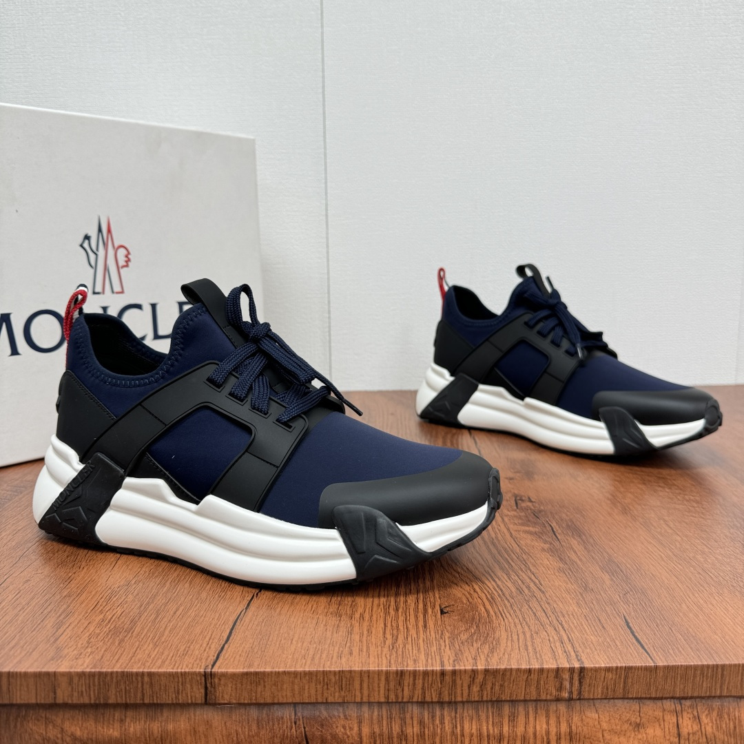 NO:276092,Batch Moncler/Screen Men's Shoes and Sneakers, Spring and Summer New Lightweight Mesh Cloth Casual Running Shoes!  Imported fabric, neoprene is made of splicing materials, the upper is designed with shoelaces and rubber inserts, the heel is Moncler logo, the sole is made of TPU   rubber   high elastic rubber foam combination, which is highly elastic and wear-resistant, leather footbeds, mesh inner lining, comfortable and breathable, the upper material is both tough and breathable, and a variety of colors are bold and harmonious, black, gray, blue, military green and other colors to meet different wear needs. The iconic fine node embellishment highlights the unique brand style, combining trendy aesthetics and practical performance. The shoe shape is ergonomic, wears freely and without restraint, and is not tired after a long time of wear. It is convenient and considerate. Size 39-40-41-42-43-44 leather shoes size (customized 38.45 cannot be returned) Article number M75 图片, christian  louboutin, Moncler, sneakers19860909批 Moncler/蒙口男鞋运动鞋,春夏新款轻质网布休闲 跑步鞋！进口布面、氯丁橡胶 各种材质拼接打造,鞋面采用鞋带和橡胶嵌件设计,后跟Moncler标志,大底采用TPU 橡胶 高弹橡胶发泡组合成型,具有高弹性高耐磨性,真皮垫脚,网布内里,舒适透气,鞋面材质兼具韧性与透气,多种色彩搭配大胆又和谐,黑、灰、蓝、军绿等色调,满足不同穿搭需求.标志性细节点缀,彰显独特品牌风格,将潮流美学与实用性能精妙结合.鞋型贴合人体工学,穿着自在无束缚,久穿不累.搭配随附的收纳袋,方便又贴心. 尺码39-40-41-42-43-44皮鞋尺码（可定制38.45不能退换） 货号M75 藏蓝,,christian louboutin,Moncler,sneakers,Men's shoes