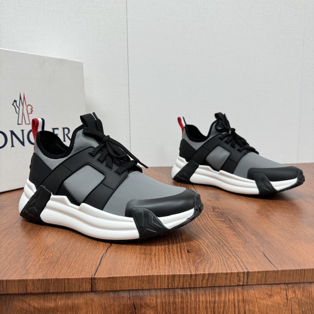 NO:276099,Batch Moncler/Screen Men's Shoes and Sneakers, Spring and Summer New Lightweight Mesh Cloth Casual Running Shoes!  Imported fabric, neoprene is made of splicing materials, the upper is designed with shoelaces and rubber inserts, the heel is Moncler logo, the sole is made of TPU   rubber   high elastic rubber foam combination, which is highly elastic and wear-resistant, leather footbeds, mesh inner lining, comfortable and breathable, the upper material is both tough and breathable, and a variety of colors are bold and harmonious, black, gray, blue, military green and other colors to meet different wear needs. The iconic fine node embellishment highlights the unique brand style, combining trendy aesthetics and practical performance. The shoe shape is ergonomic, wears freely and without restraint, and is not tired after a long time of wear. It is convenient and considerate. Size 39-40-41-42-43-44 leather shoes size (customized 38.45 cannot be returned) Article number M75 Black gray, christian  louboutin, Moncler, sneakers19860909批 Moncler/蒙口男鞋运动鞋,春夏新款轻质网布休闲 跑步鞋！进口布面、氯丁橡胶 各种材质拼接打造,鞋面采用鞋带和橡胶嵌件设计,后跟Moncler标志,大底采用TPU 橡胶 高弹橡胶发泡组合成型,具有高弹性高耐磨性,真皮垫脚,网布内里,舒适透气,鞋面材质兼具韧性与透气,多种色彩搭配大胆又和谐,黑、灰、蓝、军绿等色调,满足不同穿搭需求.标志性细节点缀,彰显独特品牌风格,将潮流美学与实用性能精妙结合.鞋型贴合人体工学,穿着自在无束缚,久穿不累.搭配随附的收纳袋,方便又贴心. 尺码39-40-41-42-43-44皮鞋尺码（可定制38.45不能退换） 货号M75 黑灰,,christian louboutin,Moncler,sneakers,Men's shoes