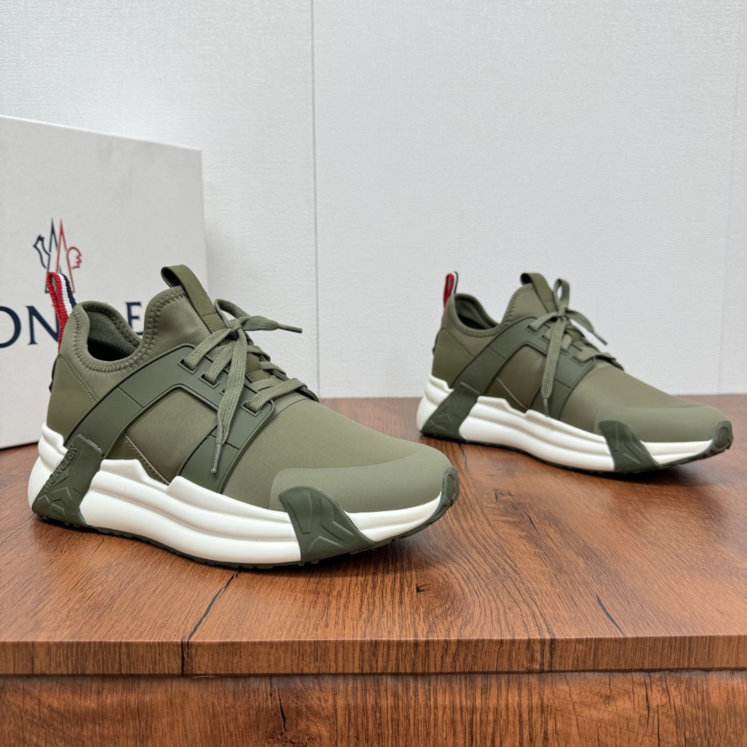 NO:276104,Batch Moncler/Screen Men's Shoes and Sneakers, Spring and Summer New Lightweight Mesh Cloth Casual Running Shoes!  Imported fabric, neoprene is made of splicing materials, the upper is designed with shoelaces and rubber inserts, the heel is Moncler logo, the sole is made of TPU   rubber   high elastic rubber foam combination, which is high elasticity and wear resistance, leather footbeds, mesh inner lining, comfortable and breathable, the upper material is both tough and breathable, and a variety of colors are bold and harmonious, black, gray, blue, military green and other colors to meet different wear needs. The iconic fine node embellishment highlights the unique brand style, combining trendy aesthetics and practical performance. The shoe shape is ergonomic, wears freely and without restraint, and is not tired after a long time of wear. It is convenient and considerate. Size 39-40-41-42-43-44 leather shoes size (customized 38.45 cannot be returned) Article number M75 Military Green,, christian  louboutin, Moncler, sneakers19860909批 Moncler/蒙口男鞋运动鞋,春夏新款轻质网布休闲 跑步鞋！进口布面、氯丁橡胶 各种材质拼接打造,鞋面采用鞋带和橡胶嵌件设计,后跟Moncler标志,大底采用TPU 橡胶 高弹橡胶发泡组合成型,具有高弹性高耐磨性,真皮垫脚,网布内里,舒适透气,鞋面材质兼具韧性与透气,多种色彩搭配大胆又和谐,黑、灰、蓝、军绿等色调,满足不同穿搭需求.标志性细节点缀,彰显独特品牌风格,将潮流美学与实用性能精妙结合.鞋型贴合人体工学,穿着自在无束缚,久穿不累.搭配随附的收纳袋,方便又贴心. 尺码39-40-41-42-43-44皮鞋尺码（可定制38.45不能退换） 货号M75 军绿,,christian louboutin,Moncler,sneakers,Men's shoes