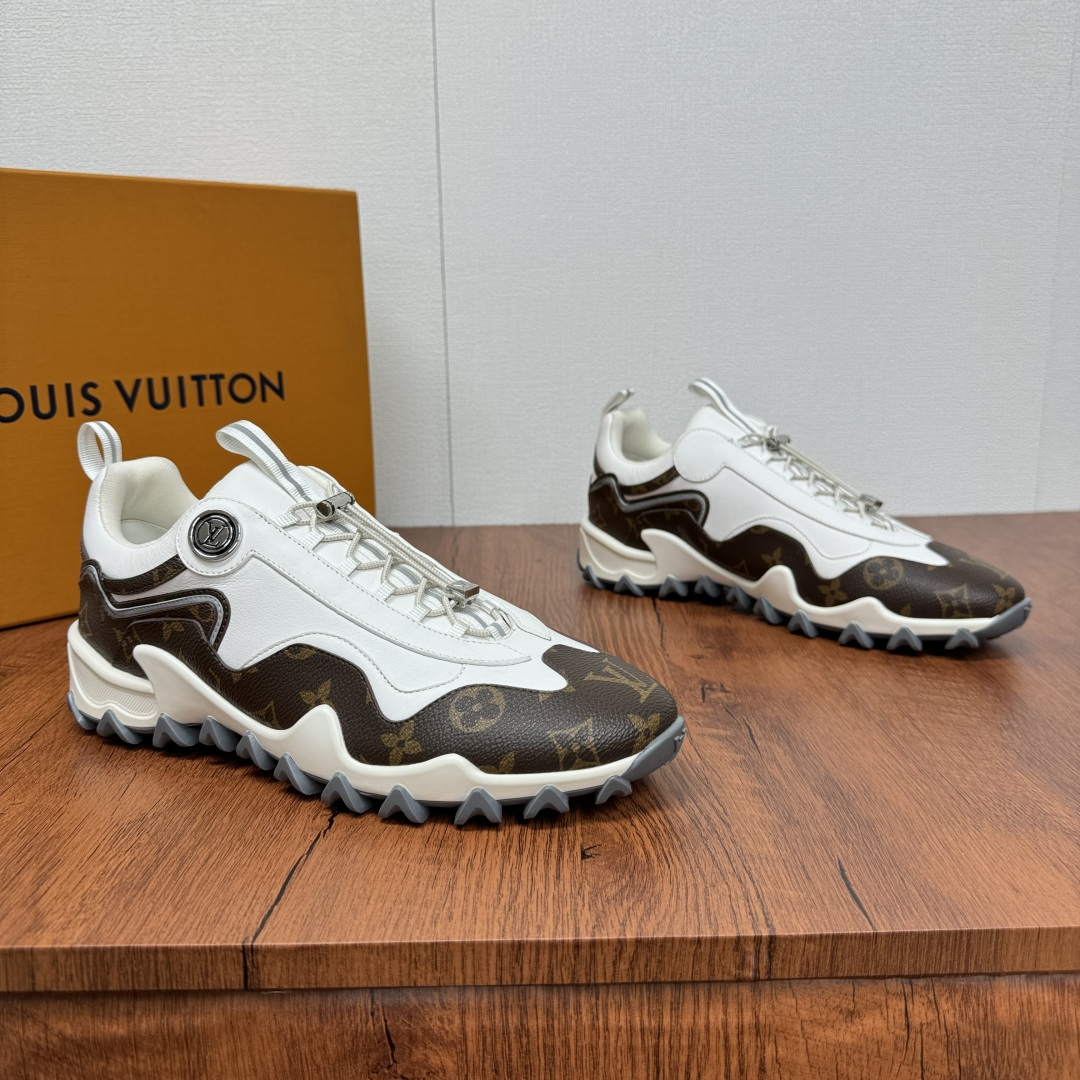 NO:276112,Batch LV Louis Vuitton Donkey Brand RUSH series men's outdoor casual sports shoes, jogging shoes, original purchase and development, making products. This LV Rush sports shoes incorporate metal elements into the technology grid, highlighting the sporty aesthetics and inspiration of off-road sports shoes. Elastic shoelaces and metal lassoon buckles are easy to put on and off, rubber Monogram pattern and LV Circle logos are on the side, original customized imported technology fabrics are imported breathable mesh, anti-slip TPU sole, high-quality single product!  Multiple modern element style design, easy to wear with one foot, complete packaging!  Size 39-40-41-42-43-44 leather shoes size (customized 38.45, not returned or exchange) Article number L1203 Baika, christian louboutin, louis vuitton, louis vuitton, louis vuitton, louis vuitton, louis vuitton, sneakers19860909批 LV路易威登驴牌 RUSH 系列男士户外休闲运动鞋 慢跑鞋,原版购入开发 做货 本款 LV Rush 运动鞋为科技网格融入金属元素,彰显运动美学和越野运动鞋的灵感启发.弹力鞋带和金属套索扣方便穿脱,橡胶 Monogram 图案和 LV Circle 标识栖身侧面,原版定制进口科技面料进口透气网里,防滑TPU大底,高品质单品！多重现代元素风格设计,一脚蹬穿着方便简捷,配全套包装！ 尺码39-40-41-42-43-44皮鞋尺码（可定制38.45 不能退换） 货号L1203 白咖,,christian louboutin,louis vuitton,louis vuitton,louis vuitton,sneakers,Men's shoes