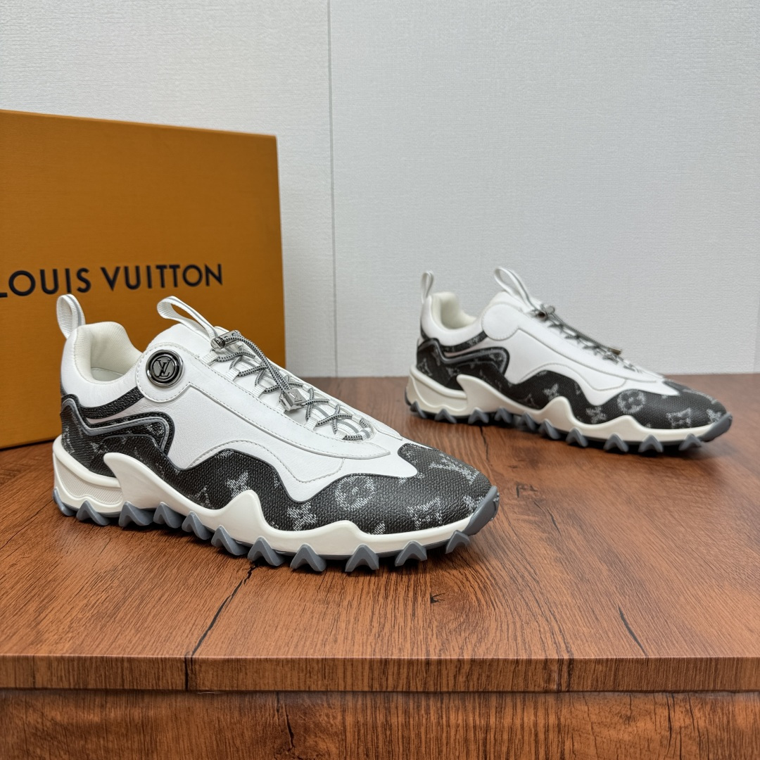 NO:276117,Batch LV Louis Vuitton Donkey Brand RUSH series men's outdoor casual sports shoes, jogging shoes, original purchase and development, making products. This LV Rush sports shoes incorporate metal elements into the technology grid, highlighting the sporty aesthetics and inspiration of off-road sports shoes. Elastic shoelaces and metal lassoon buckles are easy to put on and off, rubber Monogram pattern and LV Circle logos are on the side, original customized imported technology fabrics are imported breathable mesh, anti-slip TPU sole, high-quality single product!  Multiple modern element style design, easy to wear with one foot, complete packaging!  Size 39-40-41-42-43-44 leather shoes size (customized 38.45, not returned or exchange) Article number L1203 White gray, christian louboutin, louis vuitton, louis vuitton, louis vuitton, louis vuitton, louis vuitton, sneakers19860909批 LV路易威登驴牌 RUSH 系列男士户外休闲运动鞋 慢跑鞋,原版购入开发 做货 本款 LV Rush 运动鞋为科技网格融入金属元素,彰显运动美学和越野运动鞋的灵感启发.弹力鞋带和金属套索扣方便穿脱,橡胶 Monogram 图案和 LV Circle 标识栖身侧面,原版定制进口科技面料进口透气网里,防滑TPU大底,高品质单品！多重现代元素风格设计,一脚蹬穿着方便简捷,配全套包装！ 尺码39-40-41-42-43-44皮鞋尺码（可定制38.45 不能退换） 货号L1203 白灰,,christian louboutin,louis vuitton,louis vuitton,louis vuitton,sneakers,Men's shoes