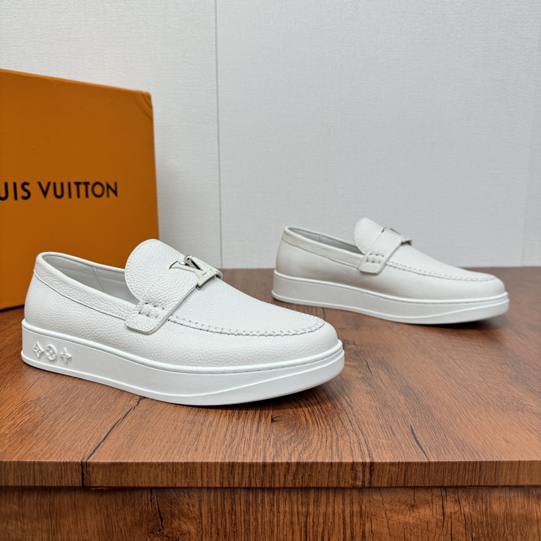 NO:277439,LV RESORT series loafers The upper is made of soft grained cowhide leather, classic hand-made thick craftsmanship stitching design, unique craftsmanship, genuine leather buckle decoration, integrated with contrasting lv letter metal buckle decoration. Lightweight thick-soled rubber pressed silver LV classic printing pattern, light and portable design incorporates lined insoles, making it a comfortable choice for formal occasions!  Full calf leather inner, delicate imported calf footbed Louis vuittom letter LOGO logo, leather material is detailed, imported leather shoes are full of texture, extremely comfortable, low-top one-legged design, breathable and comfortable for a long time without tiring!  Lightweight foam rubber sole, printed pattern bottom, very distinctive, wear-resistant and non-slip, 3.5CM thick sole design style, simple and versatile!  Size 39-40-41-42-43-44 (38.45 No return or exchange), louis vuitton,louis vuitton,tom ford,loafers,cowhide19860909LV RESORT系列乐福鞋 鞋面采用柔软的粒面牛皮革,经典手工加粗工艺缝合设计,匠心独特,真皮扣带装饰,融入撞色lv字母金属扣装饰.轻质厚底橡胶压银LV经典印花图案,轻盈便携设计融入加衬鞋垫,成就正式场合的舒适之选！全小牛皮内里,细腻进口小牛垫脚Louis vuittom字母LOGO标识,皮料材质看细节,进口皮鞋质感满满,舒适度极高,低帮一脚蹬式设计,透气舒适久穿不累！轻质发泡橡胶鞋底,印花图案底面,极具特色,且耐磨防滑,3.5CM厚底设计风格,简约百搭！ 尺码39-40-41-42-43-44（38.45不退换）,,louis vuitton,louis vuitton,tom ford,loafers,cowhide,Men's shoes