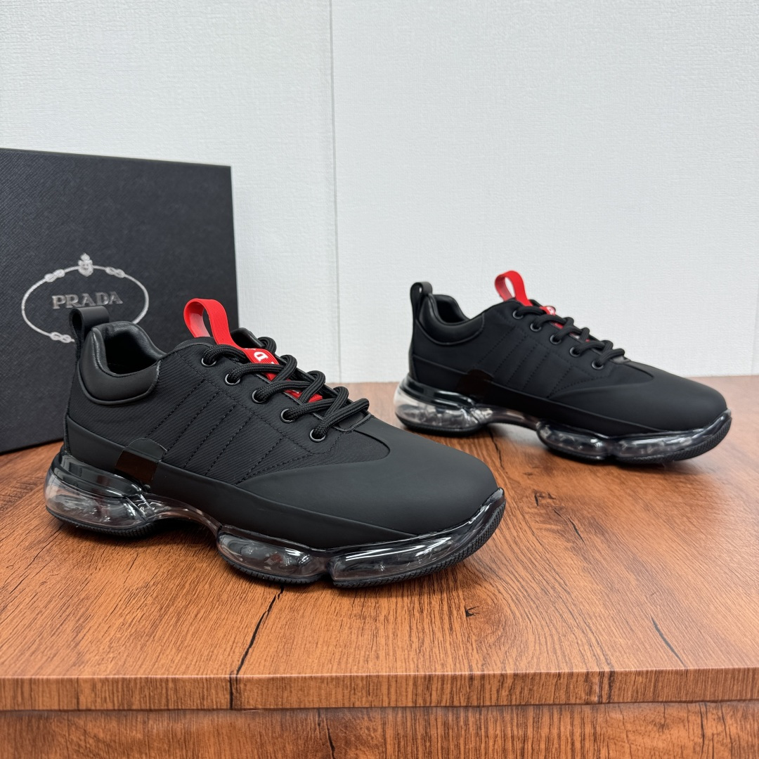 NO:278396,Code Prada/Prada Men's new spring and summer air cushion shoes, thick-soled casual shoes shipped, a perfect fusion of luxury and practicality. This Prada sports shoes show the ingenious craftsmanship. The classic Prada air cushion sole, paired with an anti-slip plaid rubber bottom, not only provides excellent cushioning, but also makes it more stable when walking, without fear of slipperyness. The upper uses calfskin splicing technology mesh, which has a high texture and a technological mesh. The forefoot breathable mesh design keeps the feet dry at all times. The inner part is soft calfskin, which fits the skin. The genuine leather silver-label footbed, showing a luxurious style at the details. Although the cost exists due to high-quality materials and exquisite craftsmanship, it is exchanged for an unparalleled wearing experience and fashionable taste. Size 39-40-41-42-43-44 Leather Shoe Size Article No. 2EG196  black, prada, prada, sneakers, cowhide19860909编码 Prada/普拉达 男士春夏新款气垫鞋,厚底休闲鞋出货,奢华与实用的完美融合 这款Prada运动鞋,尽显匠心工艺.经典Prada气垫鞋底,搭配防滑格纹橡胶底层,不仅提供卓越缓震,行走间更稳如磐石,无惧湿滑.鞋面采用小牛皮拼接科技网布,小牛皮质感上乘,科技网布增添轻盈透气感.前掌透气网布设计,时刻保持脚部干爽.内里是柔软小牛皮,贴合肌肤.真皮银标垫脚,细节处彰显奢华格调.成本虽因高品质材料与精湛工艺而存在,但换来的是无与伦比的穿着体验与时尚品味. 尺码39-40-41-42-43-44皮鞋尺码 货号2EG196 黑色,,prada,prada,sneakers,cowhide,Men's shoes