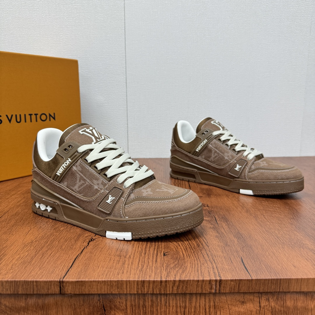 NO:277426,LV TRAINER sneakers This LV Trainer sneakers are made of Monogram printed tannin, which shows the inspiration of retro basketball shoes in a casual style, and then uses rubber LV letters and Vuitton logo to illuminate the complex upper. Thick shoelaces and Monogram floral rubber outsole add exquisite details and continue the comfort experience. Size 39-40-41-42-43-44 (38/45 no return or exchange),,louis vuitton,sneakers19860909LV TRAINER 运动鞋 本款 LV Trainer 运动鞋取材 Monogram 印花丹宁布,以休闲格调展现复古篮球鞋的灵感启发,再借橡胶 LV 字母和 Vuitton 标识点亮繁复鞋面.厚实鞋带和 Monogram 花卉橡胶外底再添考究细节.延续舒适体验. 尺码39-40-41-42-43-44（38/45不退换货）,,louis vuitton,sneakers,Men's shoes