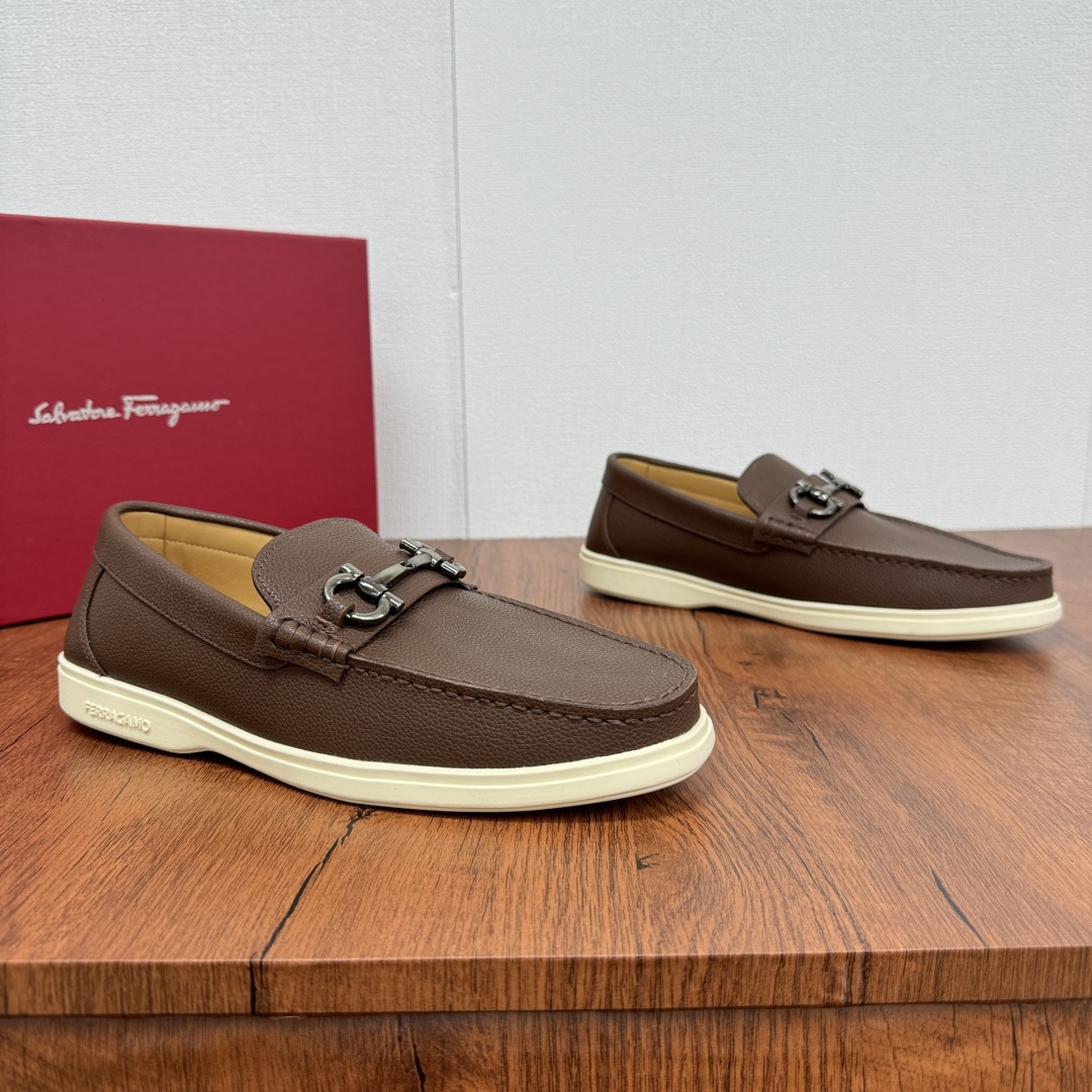 NO:283586,Ferragam's new men's driving shoes, versatile soft leather loafers are coming!  The fabric is made of fully imported cowhide, with visible texture, heavy industry car line, inner lining dyed calf leather, standard logo cowhide foot pad, big brand experience, soft and comfortable on the feet, men's perfect, special anti-slip and wear-resistant rubber sole, easy to control various occasions, soft rubber sole, lightweight and comfortable, see the video details for details, it is absolutely casual, classic, comfortable and breathable, wear-resistant and non-slip!  Packed with original box!  Size 39-40-41-42-43-44 Leather Shoes Size Customizable 38.45 cannot be returned and exchanged. Item No. 8765-B lychee pattern. Coffee color, ferragamo, ferragamo, loafers, cowhide19860909Ferragam菲拉格慕新款男士驾车鞋,一脚蹬百搭软皮乐福鞋清凉来袭！面料采用全进口牛皮,看得见的质感,重工车线,内里本染小牛皮,标配logo牛皮垫脚,大牌体验,上脚柔软舒适,男士臻享,专用防滑耐磨橡胶鞋底,轻松驾驭各种场合,柔软橡胶鞋底,轻质舒适,详情见视频细节,妥妥的休闲经典舒适透气,耐磨防滑！配原盒包装！ 尺码39-40-41-42-43-44皮鞋尺码 可定制38.45不能退换 货号8765-B荔枝纹 咖色,,ferragamo,ferragamo,loafers,cowhide,Men's shoes
